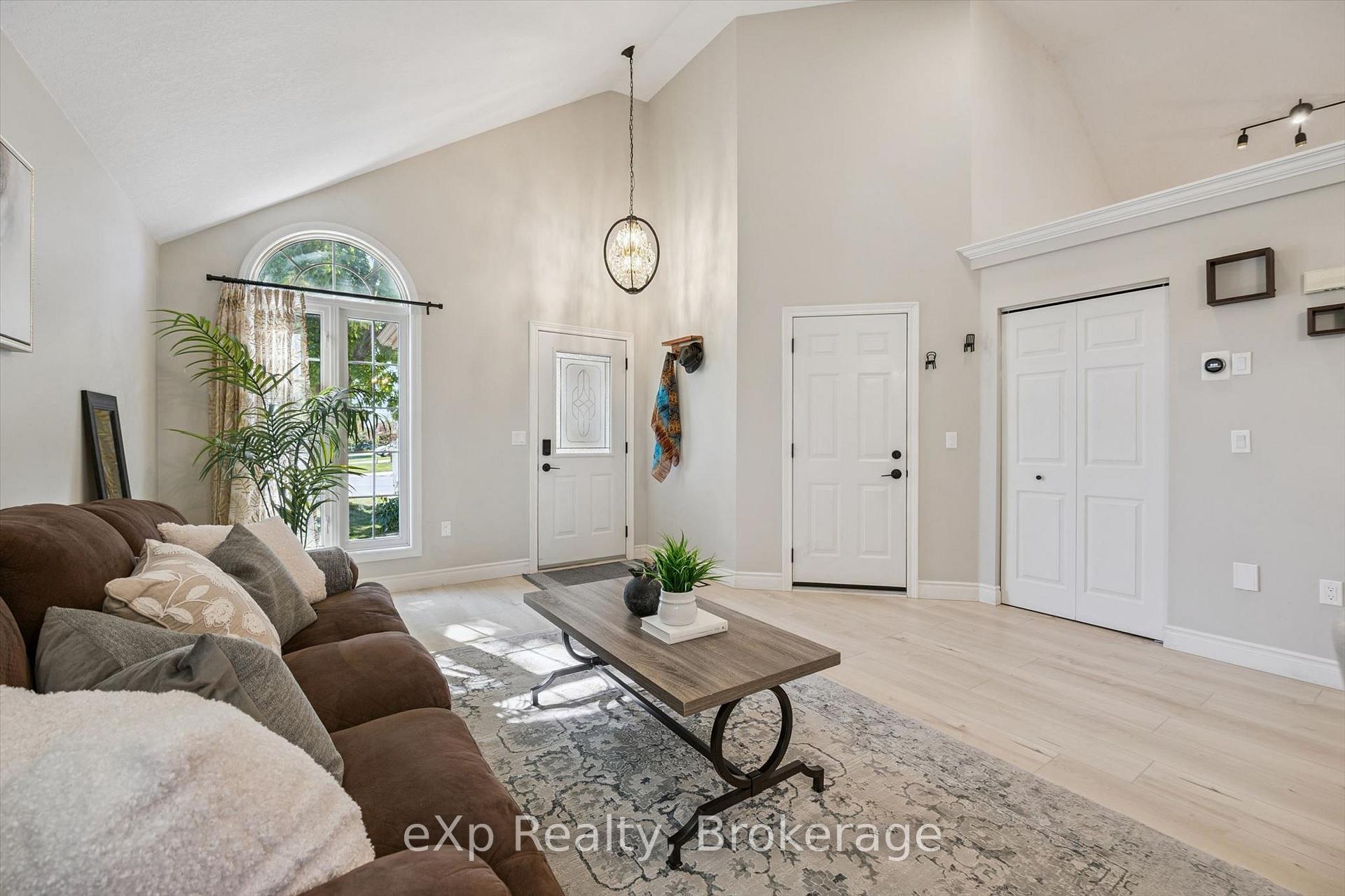 Photo 6 of 148 Clairfields Drive W, Guelph, Clairfields/Hanlon Business Park — HOMEH