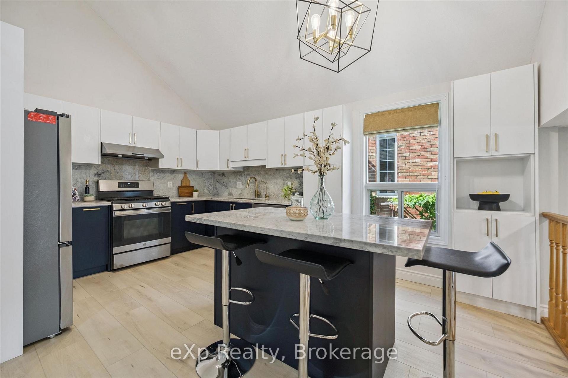 Photo 11 of 148 Clairfields Drive W, Guelph, Clairfields/Hanlon Business Park — HOMEH