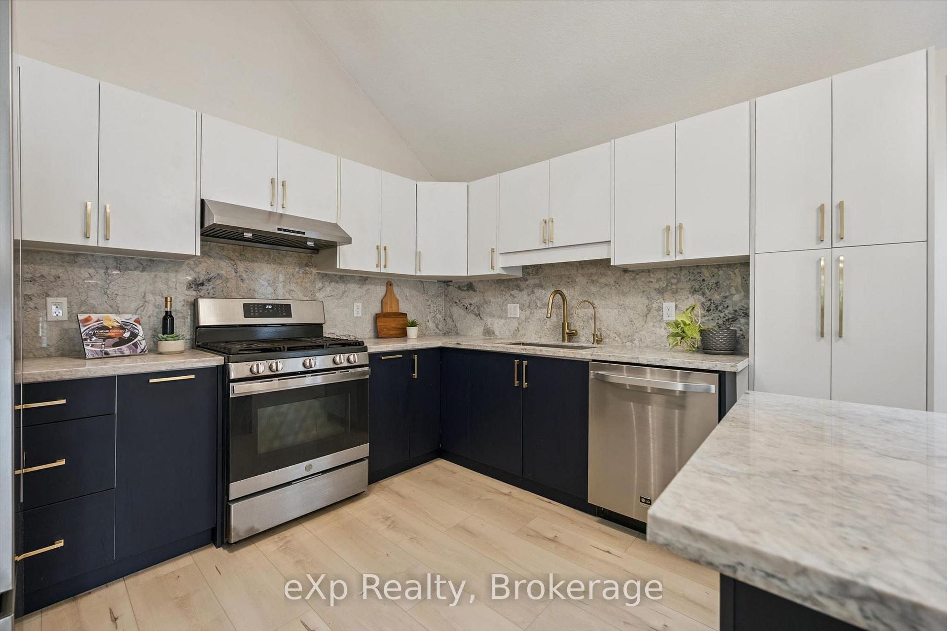 Photo 12 of 148 Clairfields Drive W, Guelph, Clairfields/Hanlon Business Park — HOMEH