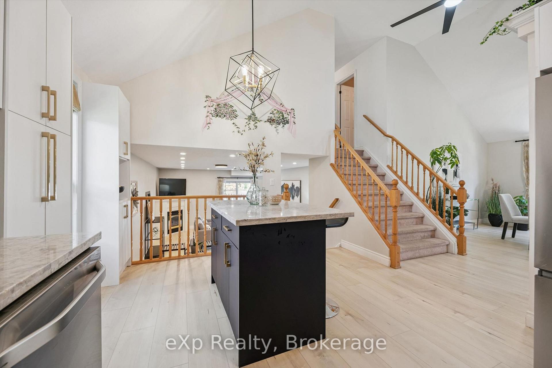 Photo 14 of 148 Clairfields Drive W, Guelph, Clairfields/Hanlon Business Park — HOMEH