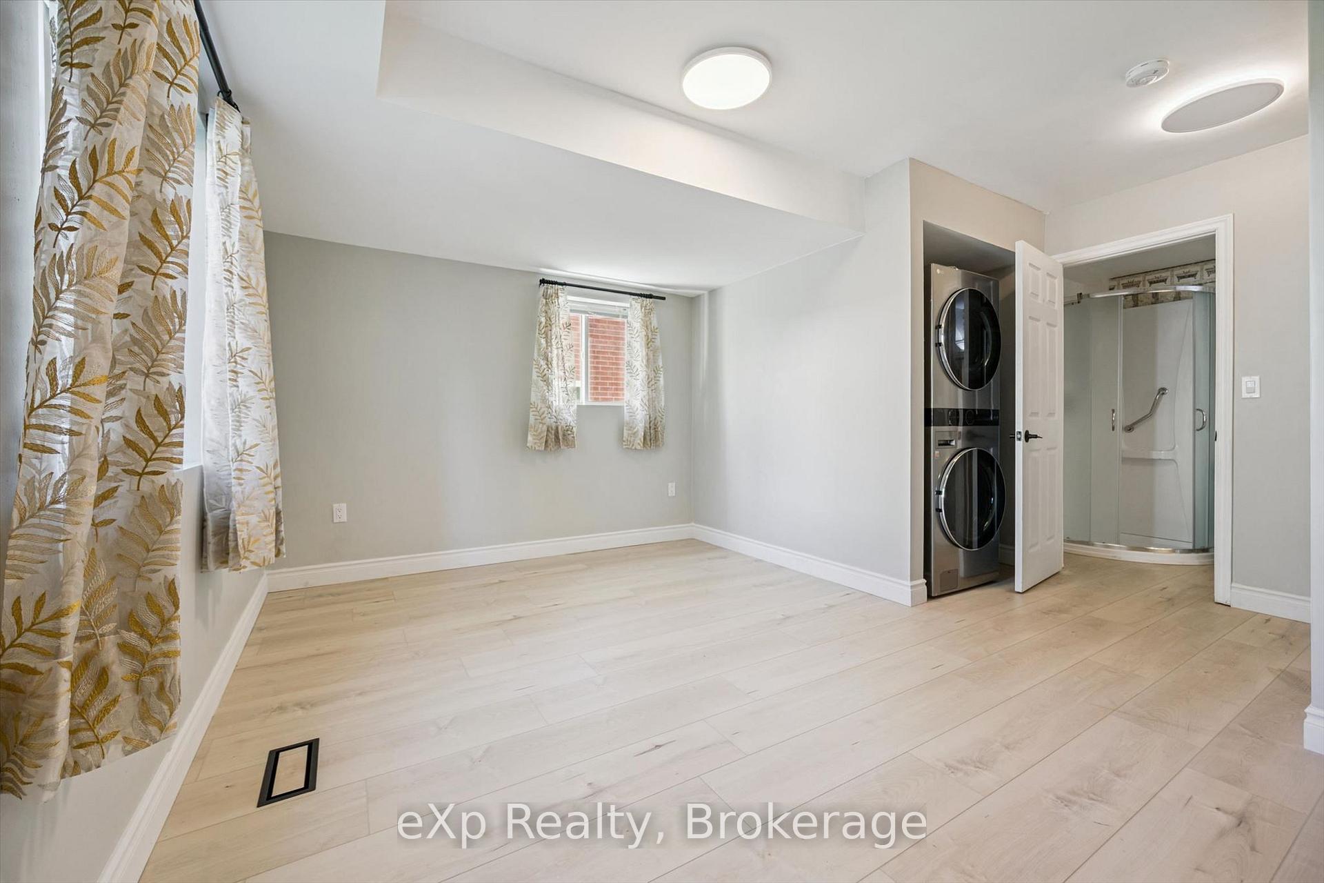 Photo 17 of 148 Clairfields Drive W, Guelph, Clairfields/Hanlon Business Park — HOMEH