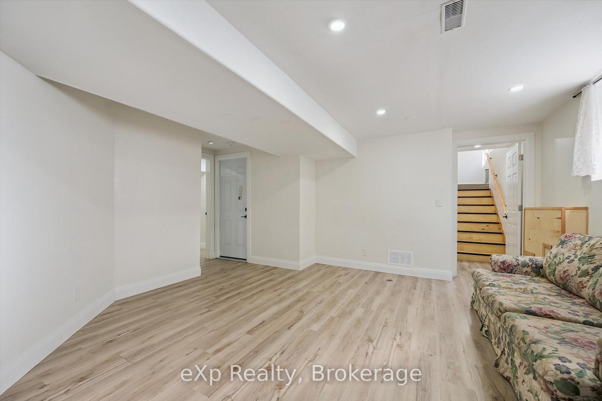 Photo 31 of 148 Clairfields Drive W, Guelph, Clairfields/Hanlon Business Park — HOMEH