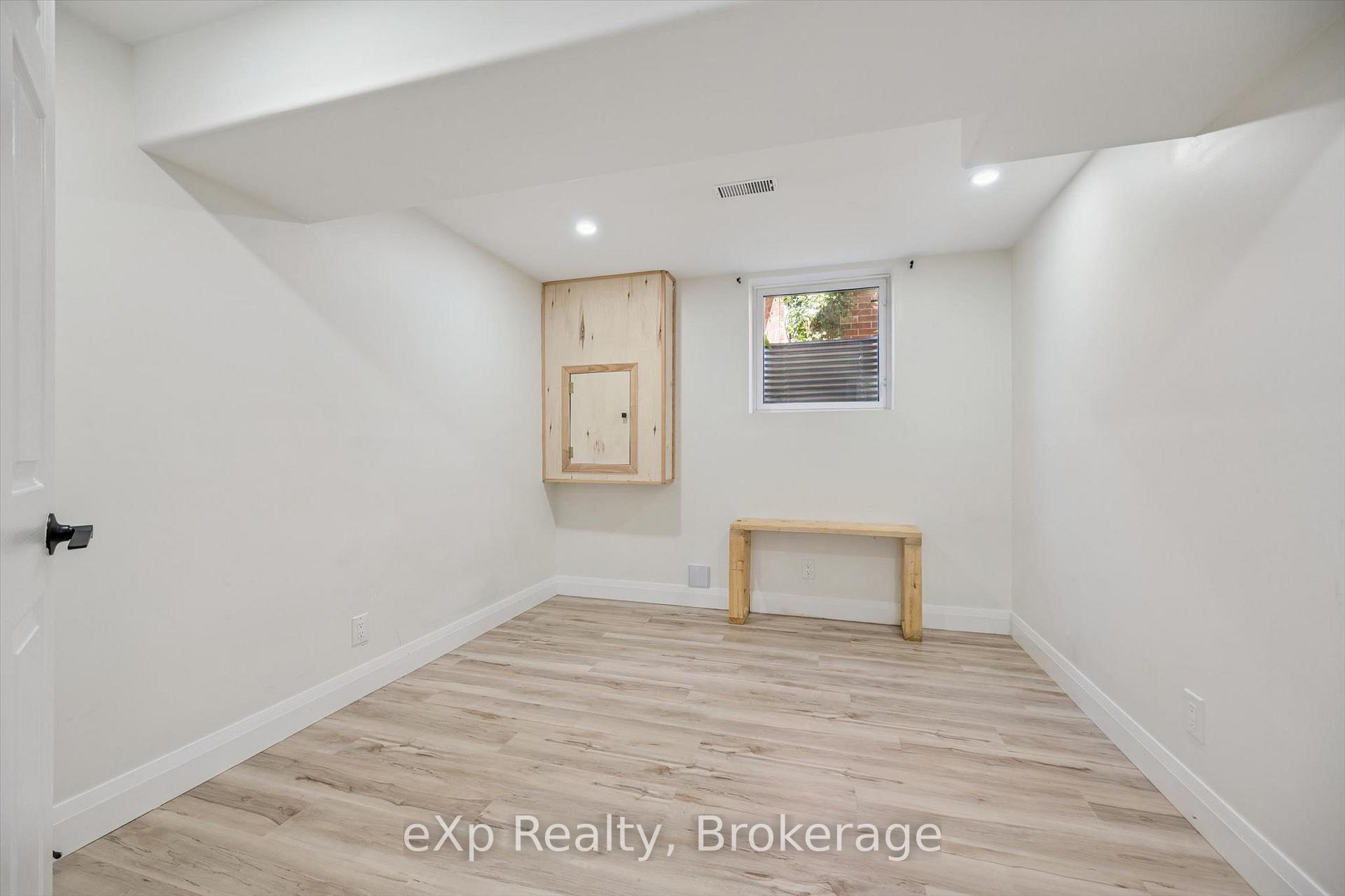 Photo 32 of 148 Clairfields Drive W, Guelph, Clairfields/Hanlon Business Park — HOMEH