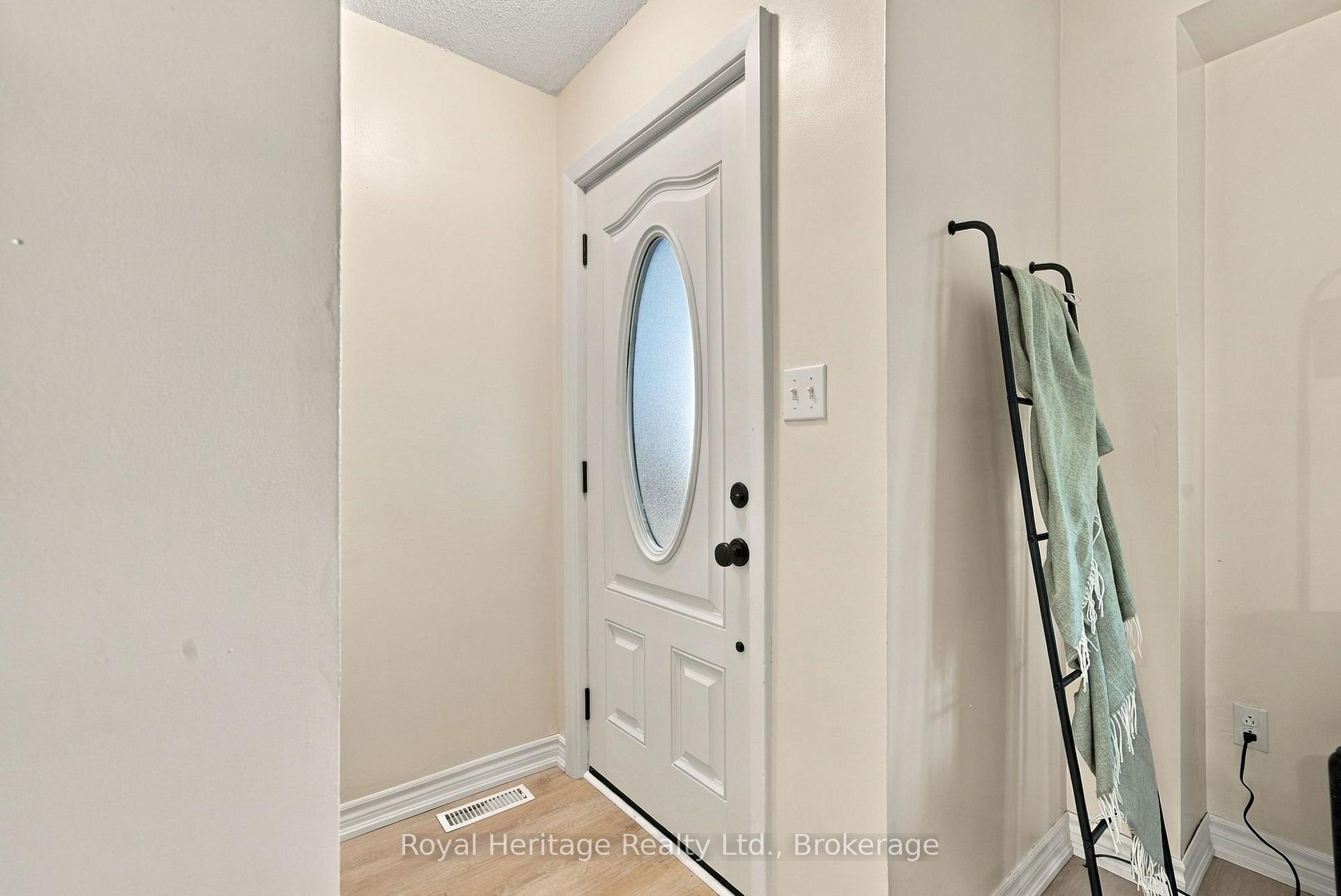 Photo 3 of 814 Cavan Court, Oshawa, Vanier — HOMEH