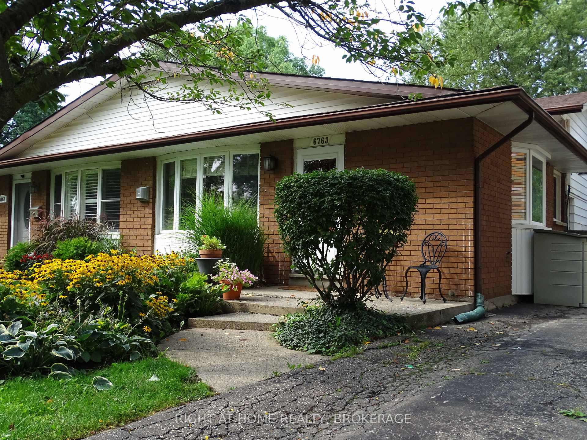 Photo 2 of 6763 Wilinger Street, Niagara Falls, Stamford — HOMEH