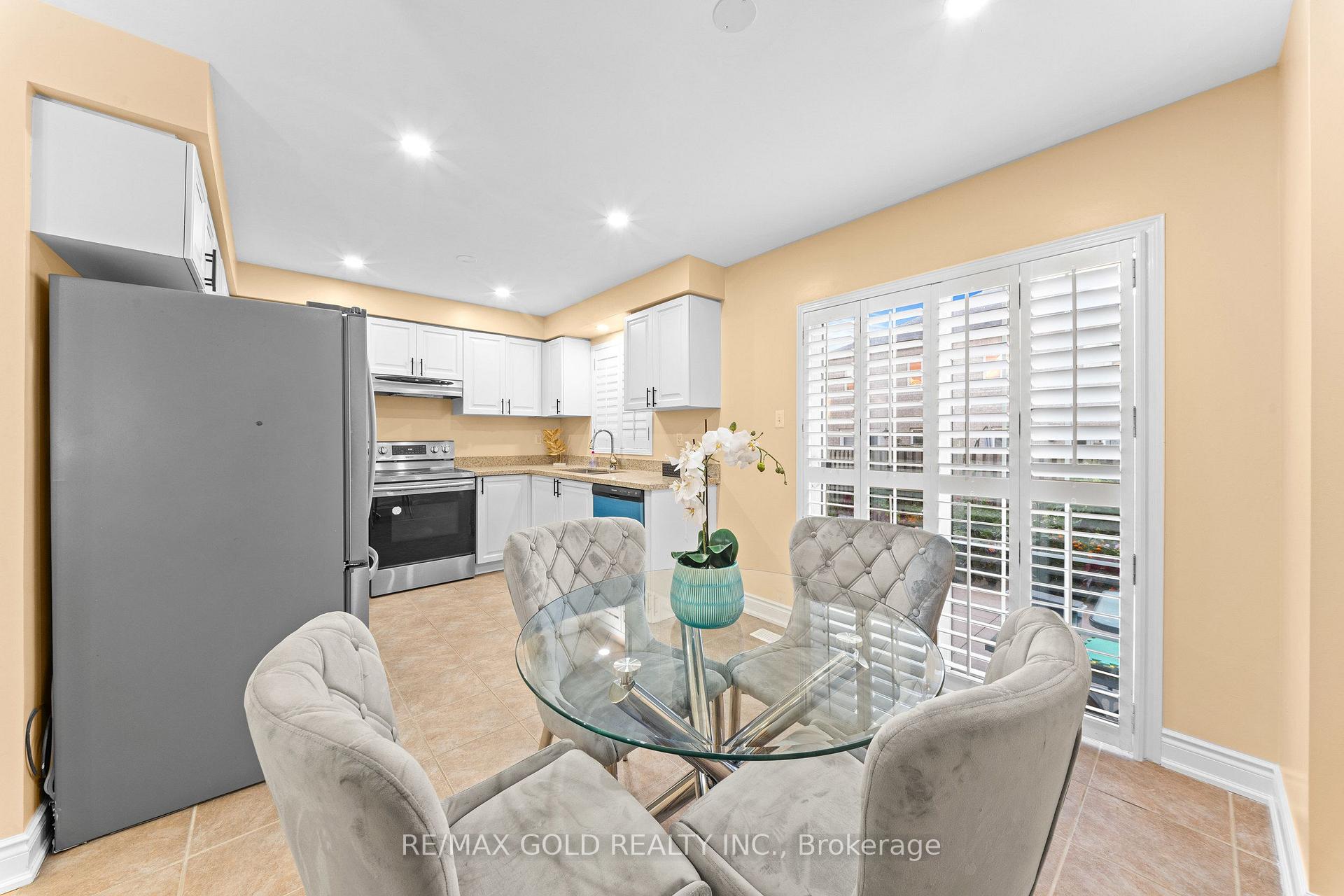 Photo 6 of 107 Crystalview Crescent, Brampton, Bram East — HOMEH