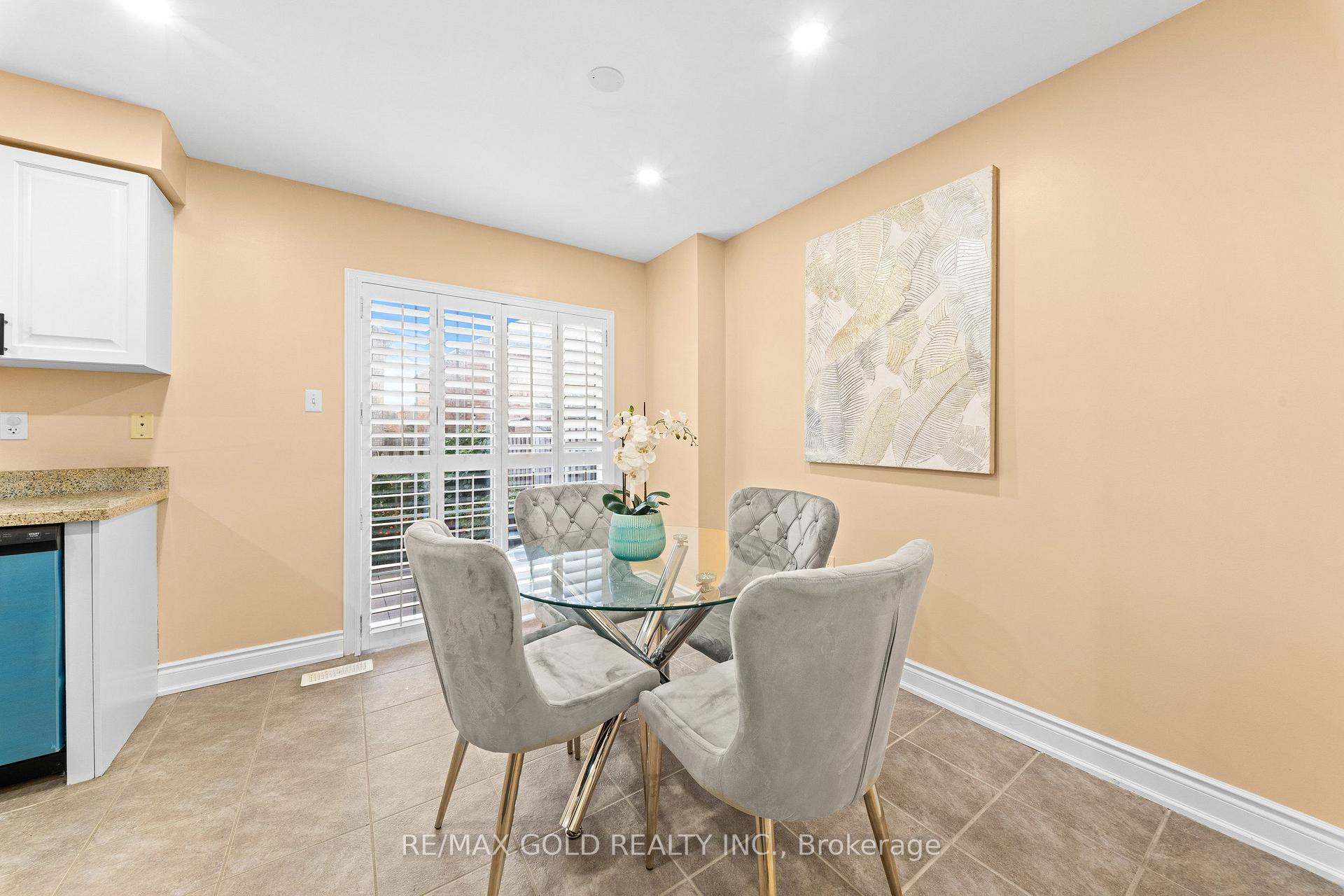 Photo 8 of 107 Crystalview Crescent, Brampton, Bram East — HOMEH