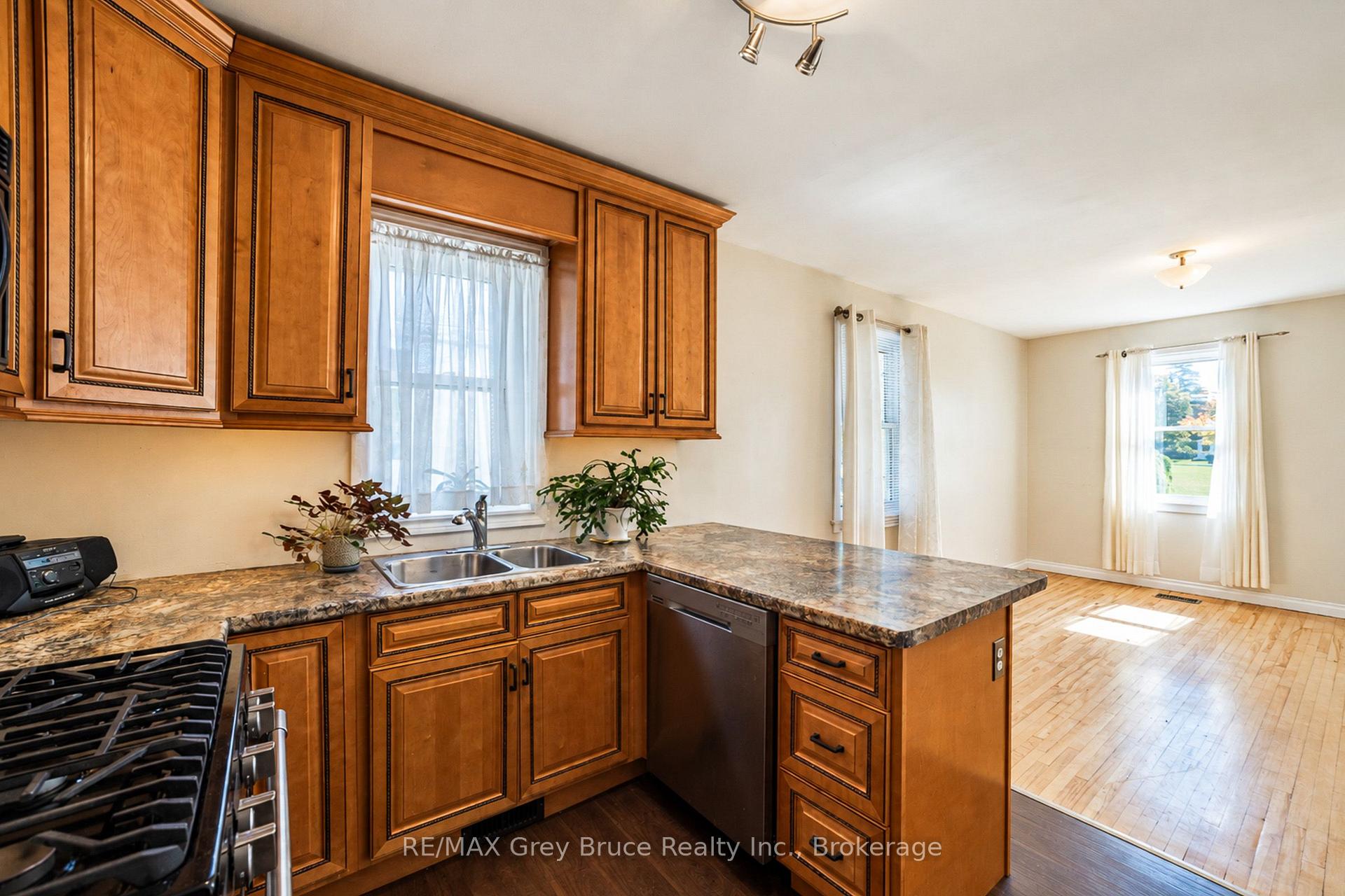 Photo 8 of 740 5th Street E, Owen Sound — HOMEH