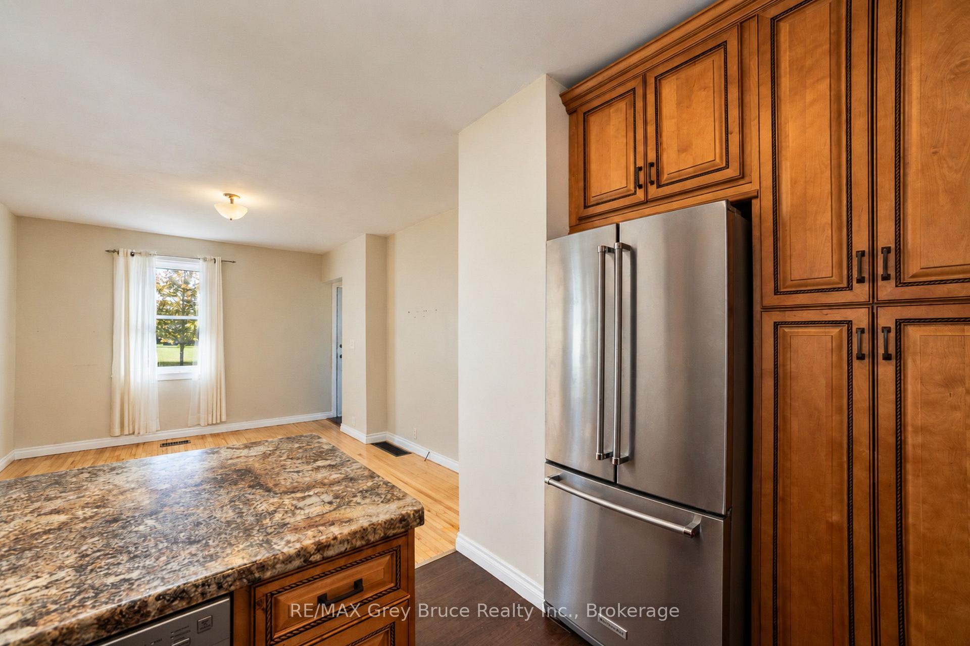 Photo 11 of 740 5th Street E, Owen Sound — HOMEH