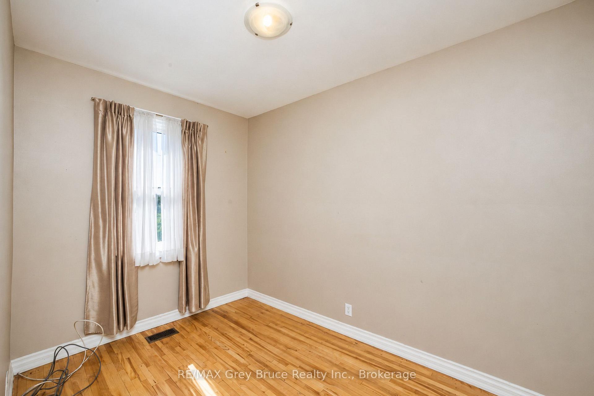 Photo 21 of 740 5th Street E, Owen Sound — HOMEH