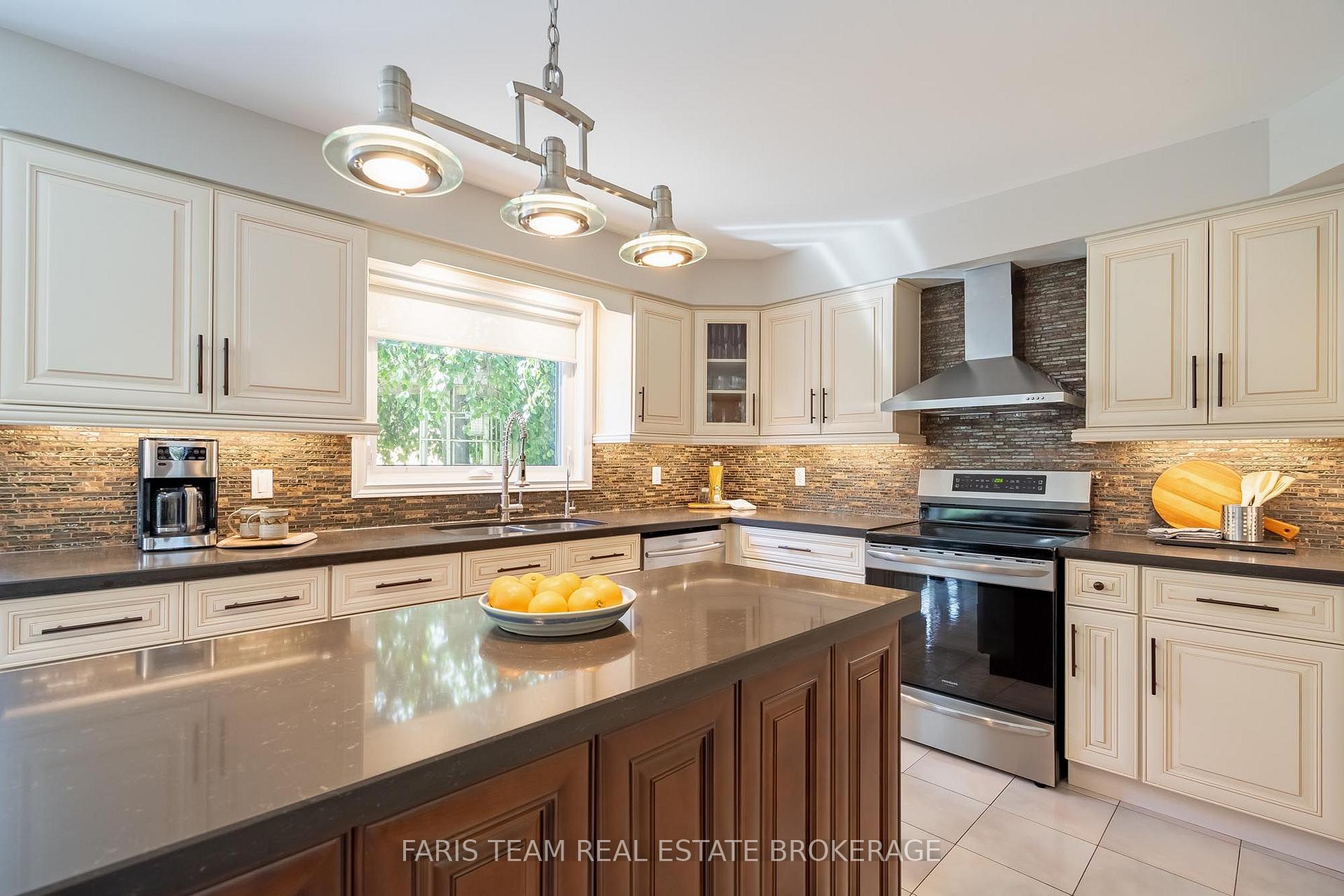 Photo 6 of 142 Nelson Street, Barrie, Grove East — HOMEH