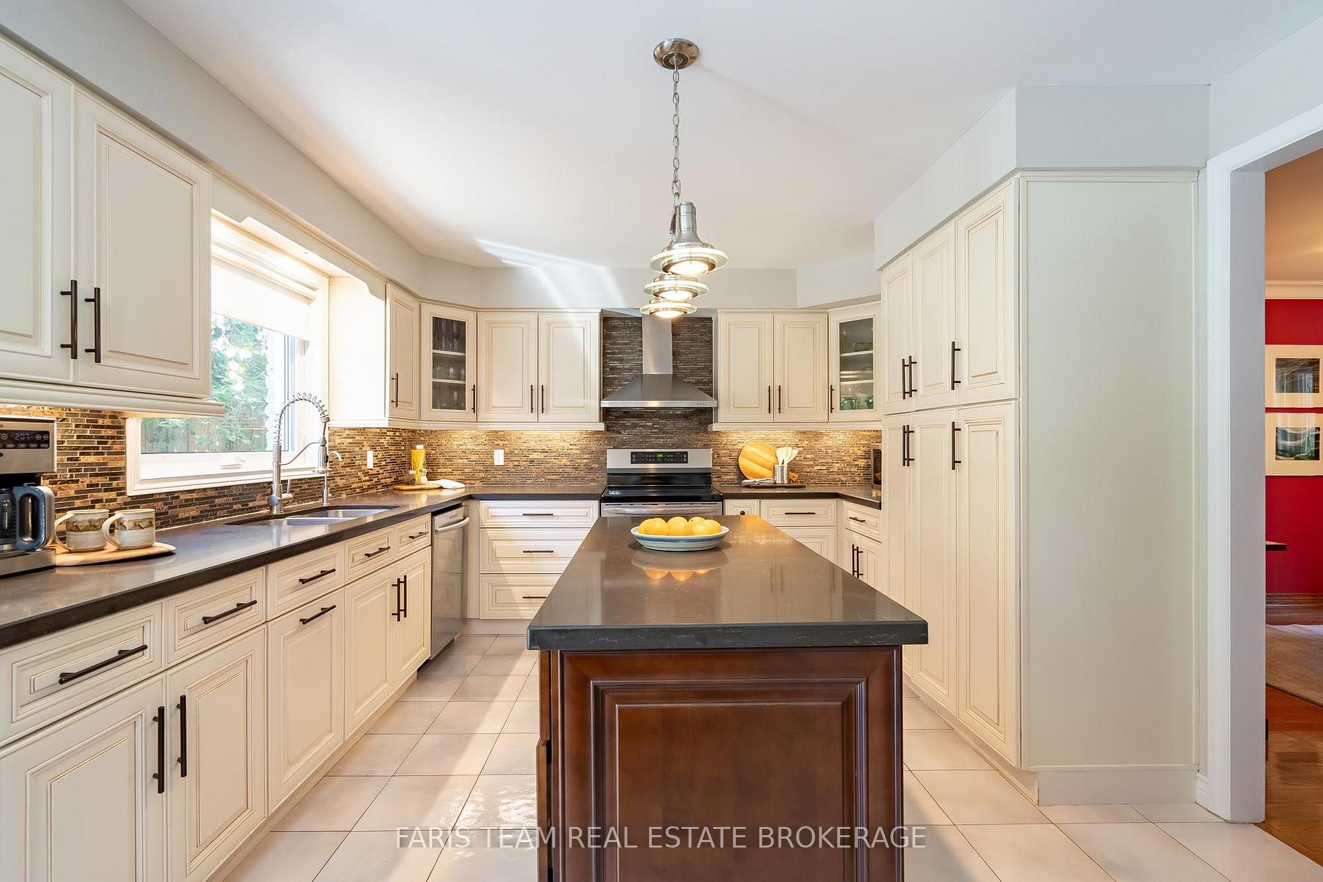 Photo 7 of 142 Nelson Street, Barrie, Grove East — HOMEH