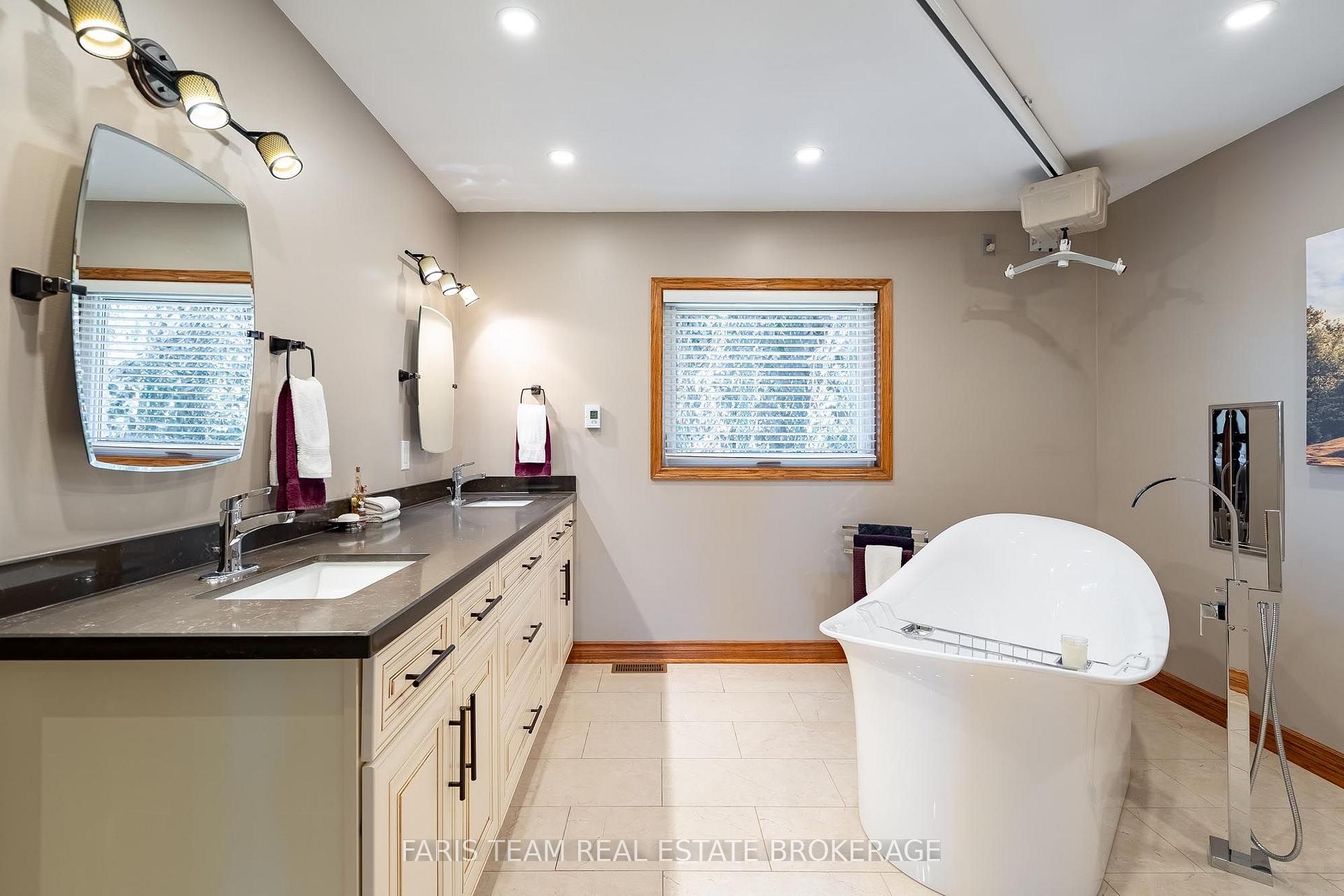 Photo 21 of 142 Nelson Street, Barrie, Grove East — HOMEH