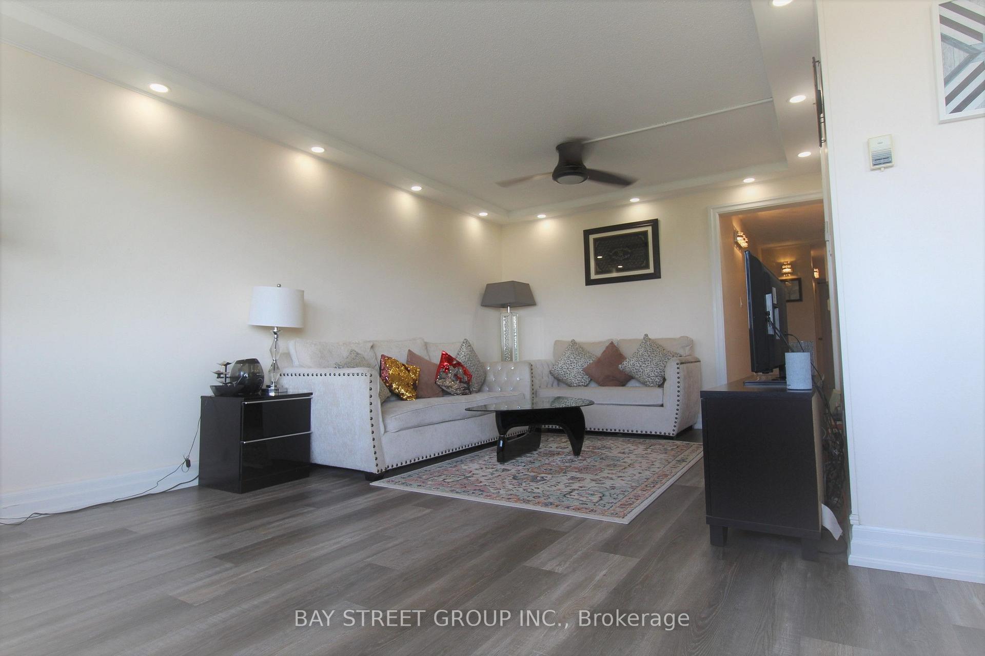 Photo 5 of Unit 1010, 100 Leeward Glenway, Toronto, Flemingdon Park — HOMEH