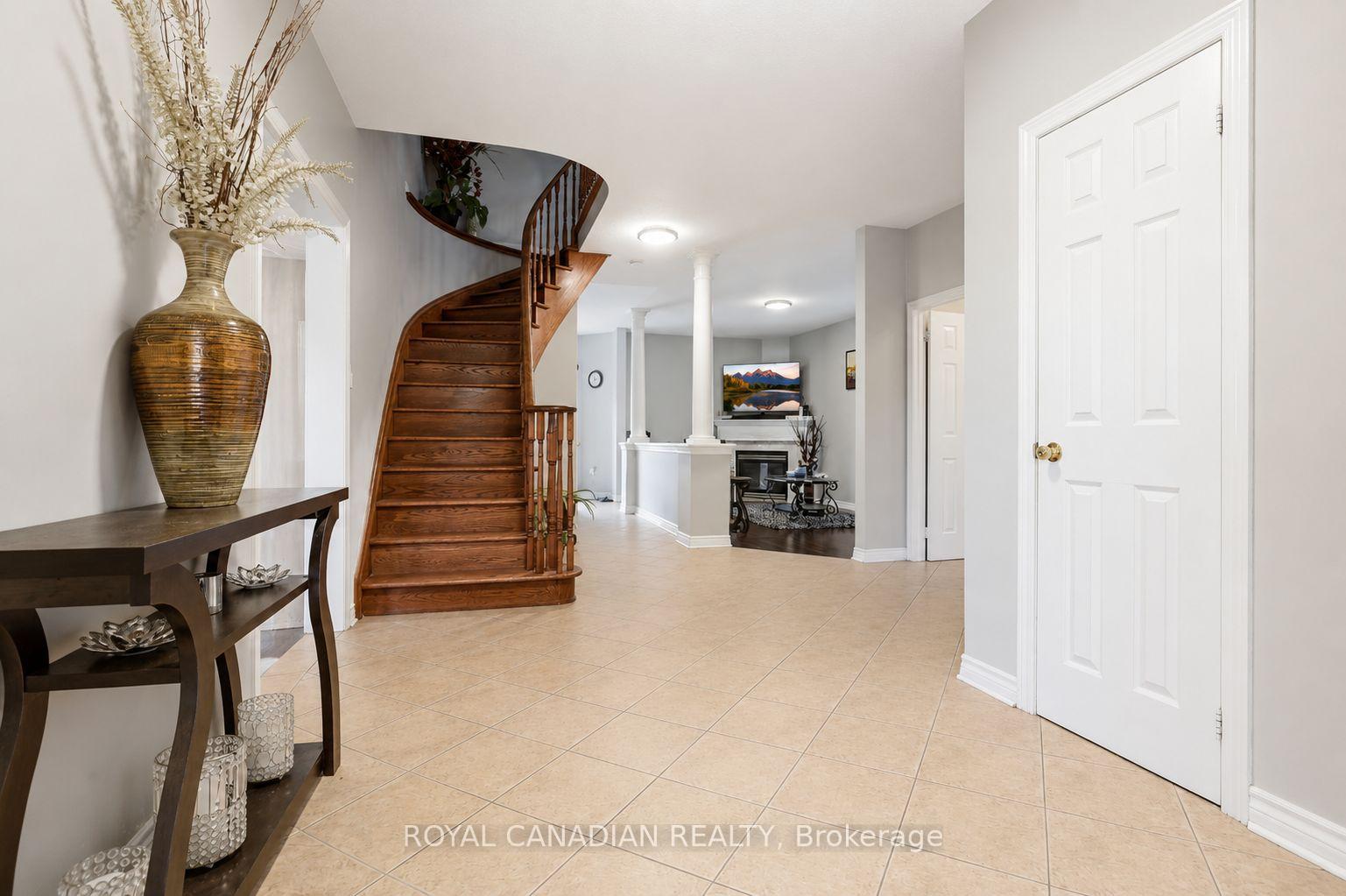 Photo 4 of 264 Country Lane, Barrie, Painswick South — HOMEH