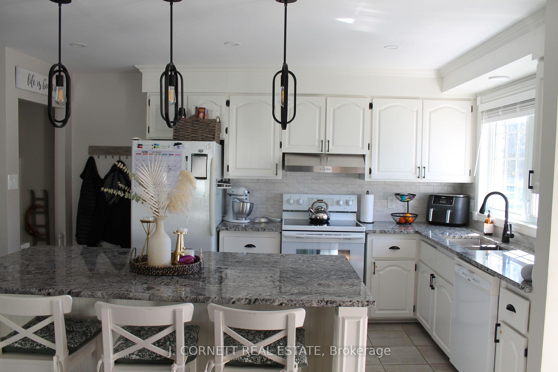 Photo 3 of 1319 Notre Dame Street, Cornwall, Cornwall — HOMEH