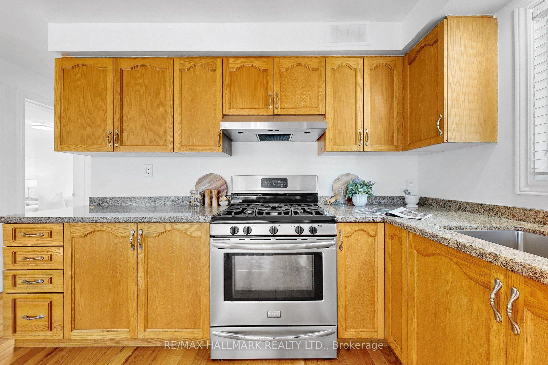 Photo 4 of 941 Lake Drive N, Georgina, Historic Lakeshore Communities — HOMEH