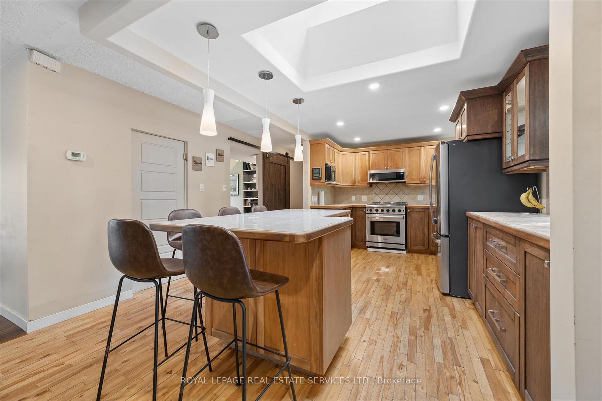 Photo 10 of 46 Germorda Drive, Oakville, College Park — HOMEH