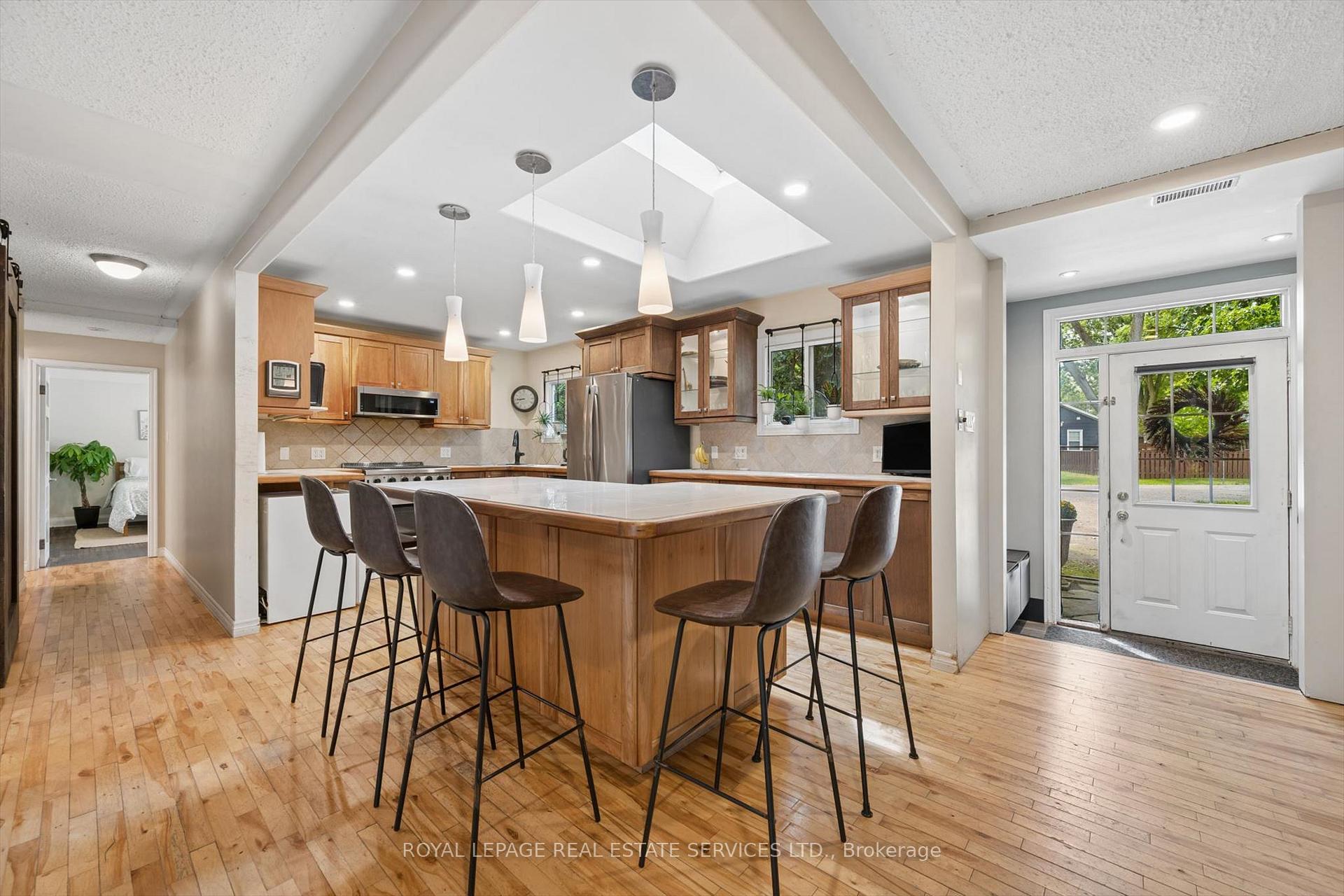 Photo 11 of 46 Germorda Drive, Oakville, College Park — HOMEH