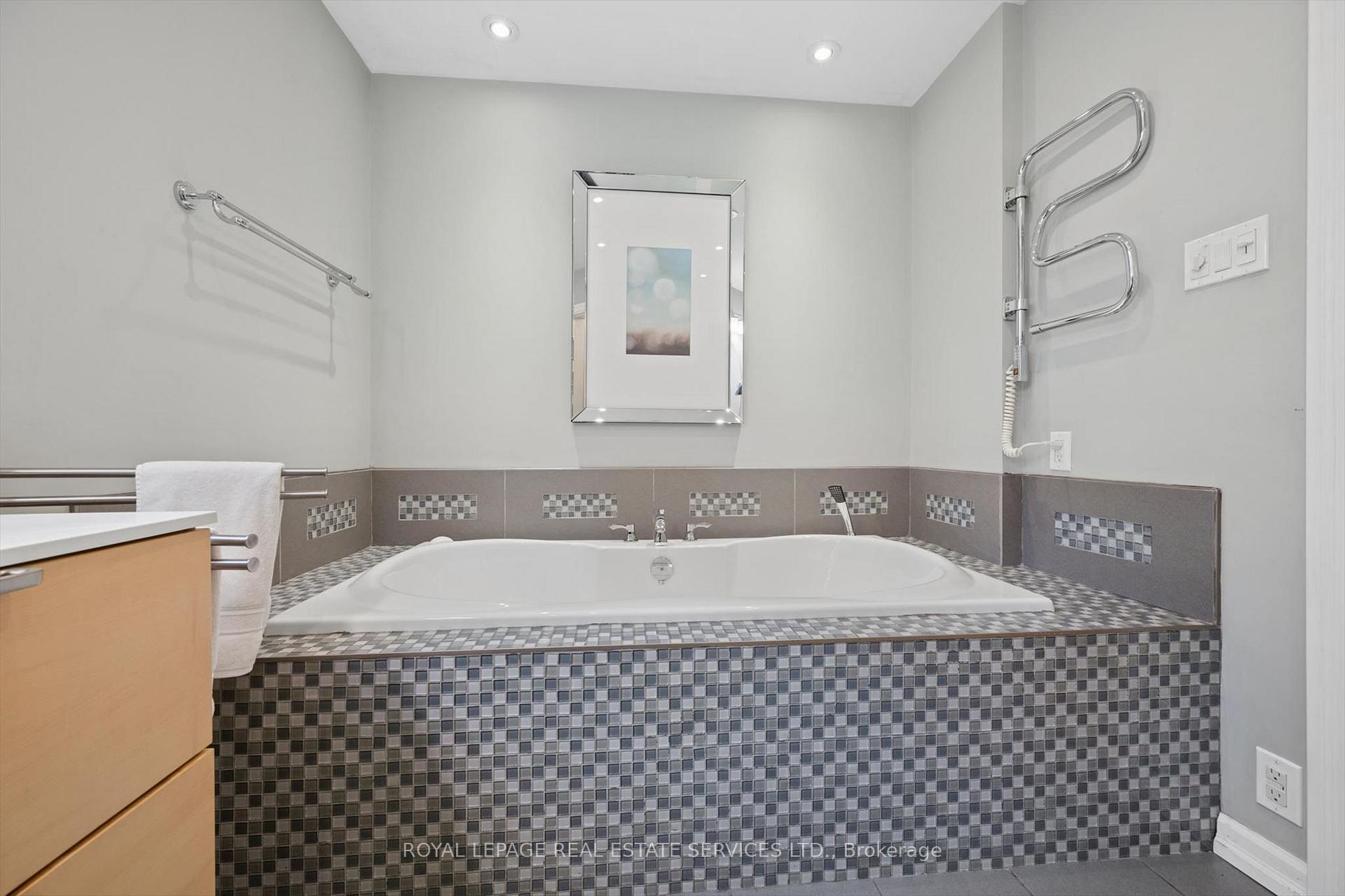 Photo 23 of 46 Germorda Drive, Oakville, College Park — HOMEH