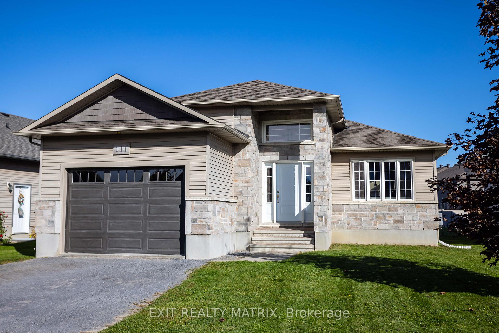 Photo 1 of 111 York Crossing, Russell, Village of Russell — HOMEH