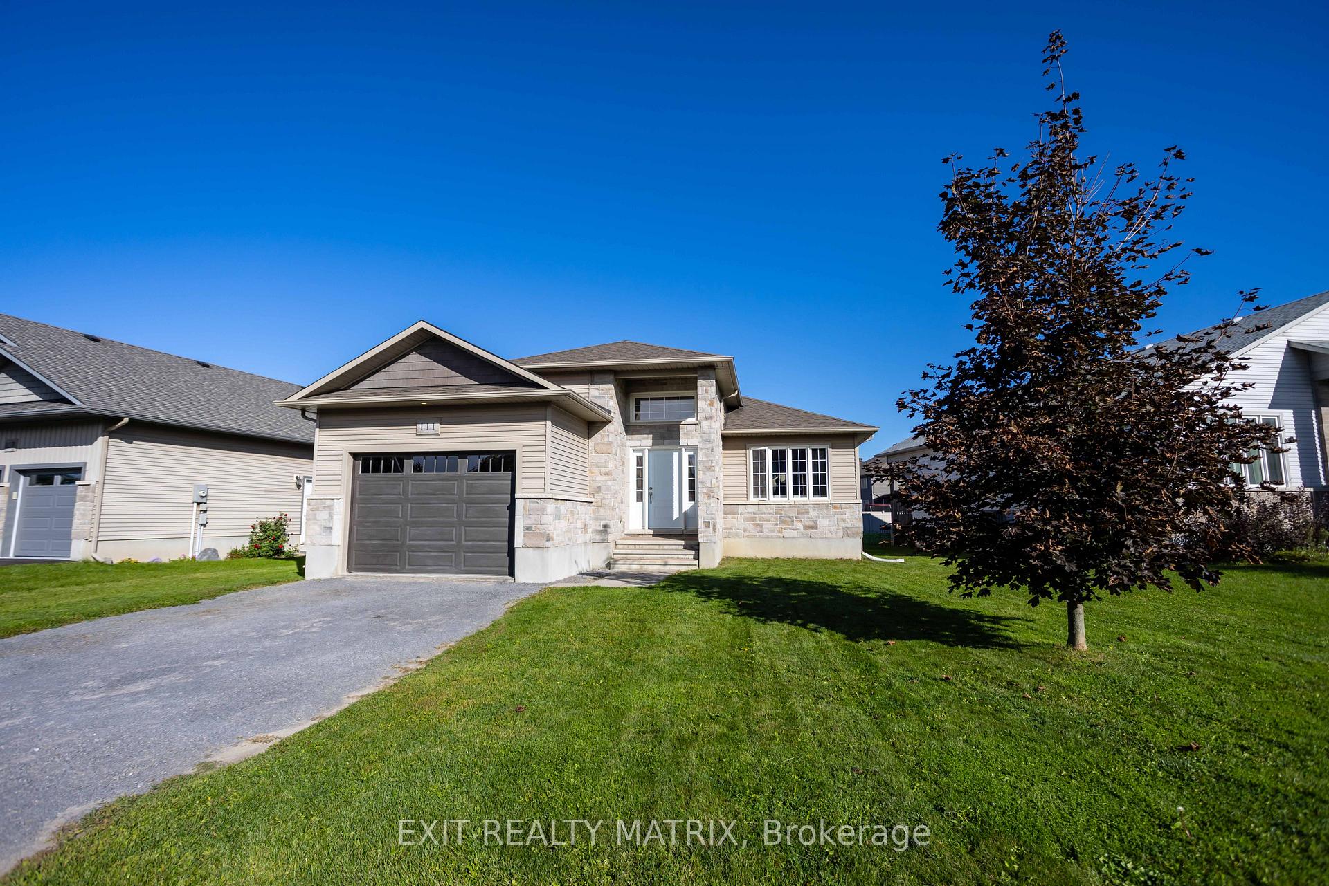 Photo 2 of 111 York Crossing, Russell, Village of Russell — HOMEH
