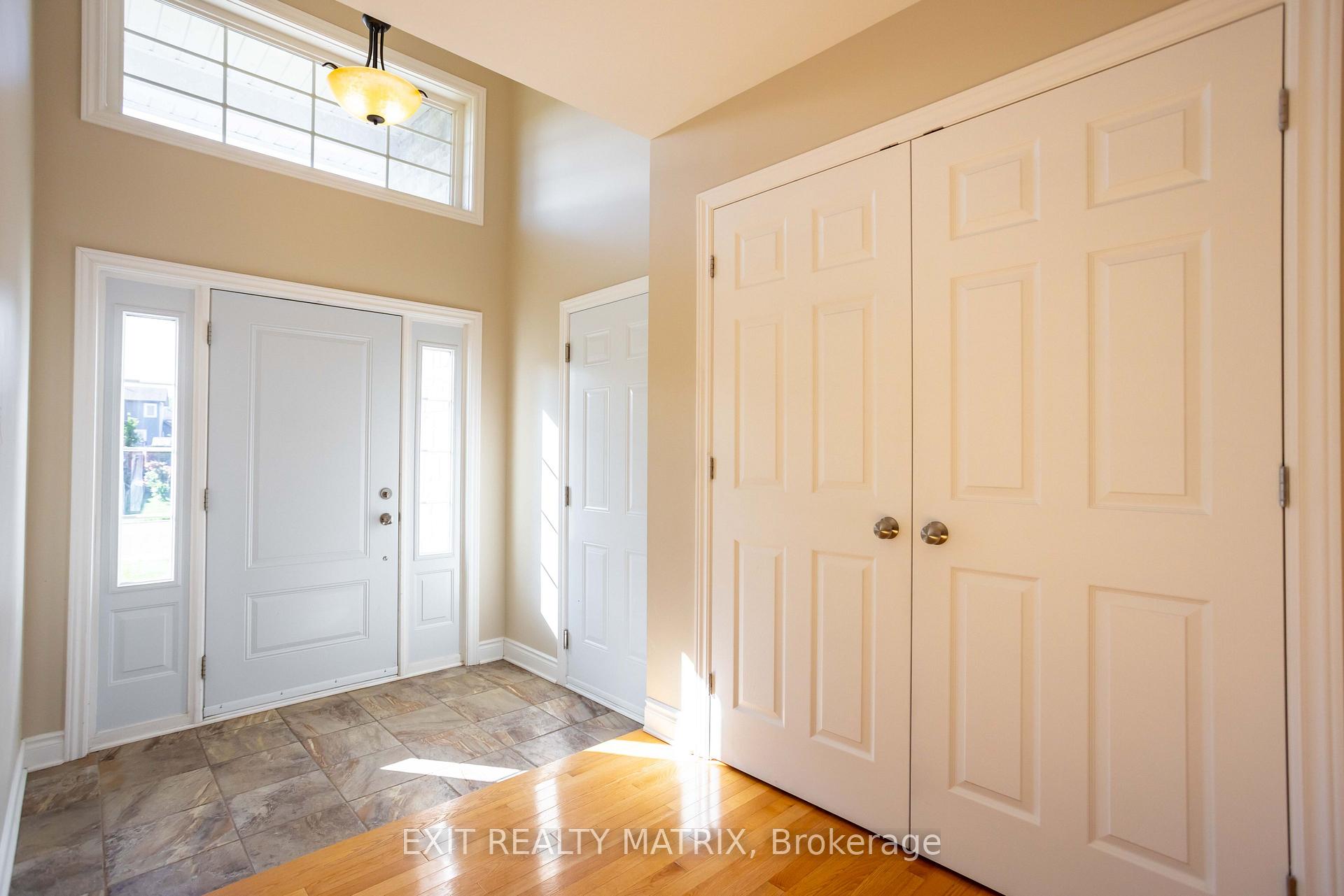 Photo 3 of 111 York Crossing, Russell, Village of Russell — HOMEH