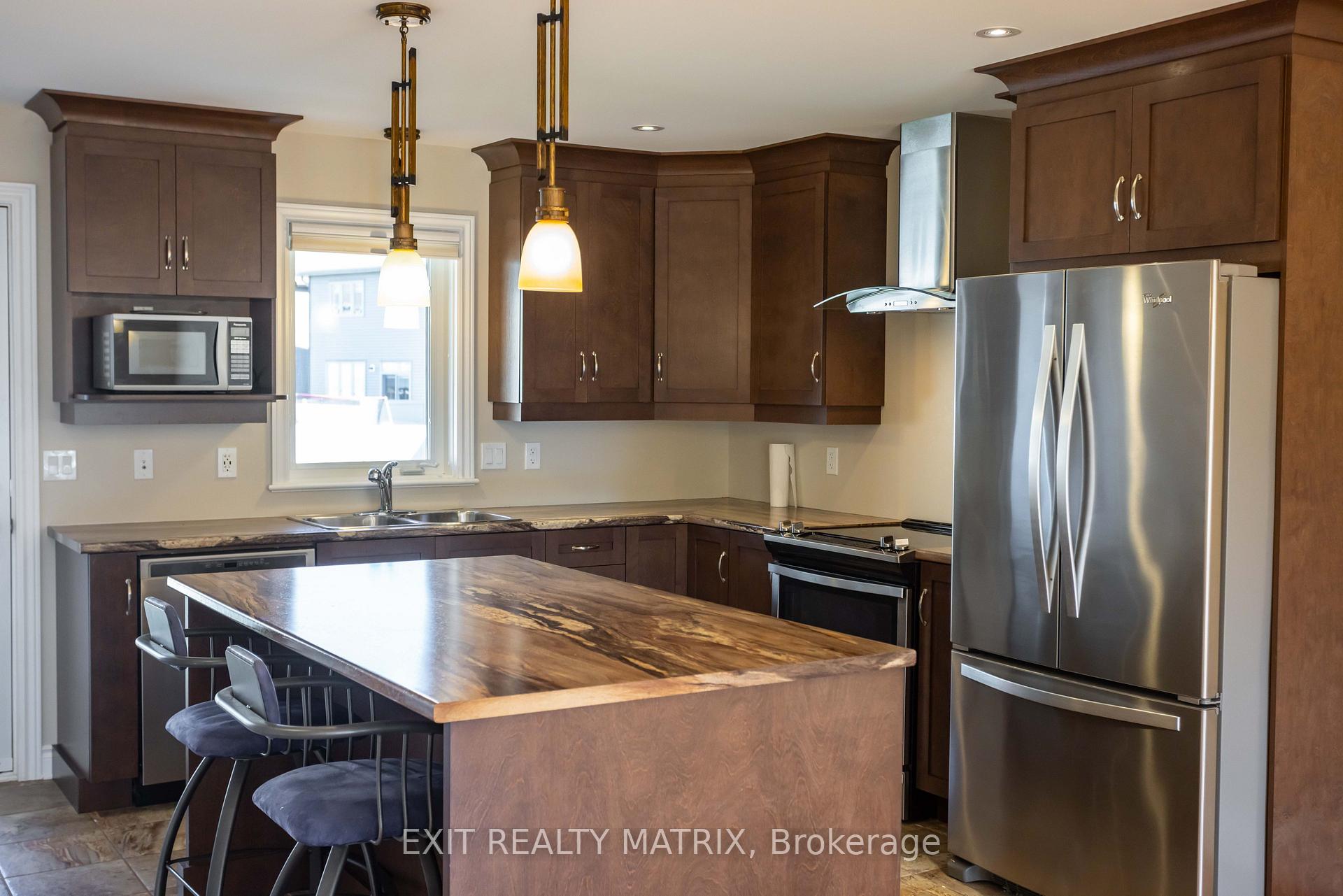 Photo 10 of 111 York Crossing, Russell, Village of Russell — HOMEH