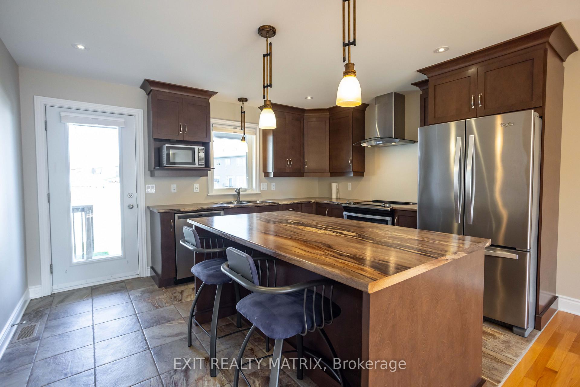 Photo 11 of 111 York Crossing, Russell, Village of Russell — HOMEH