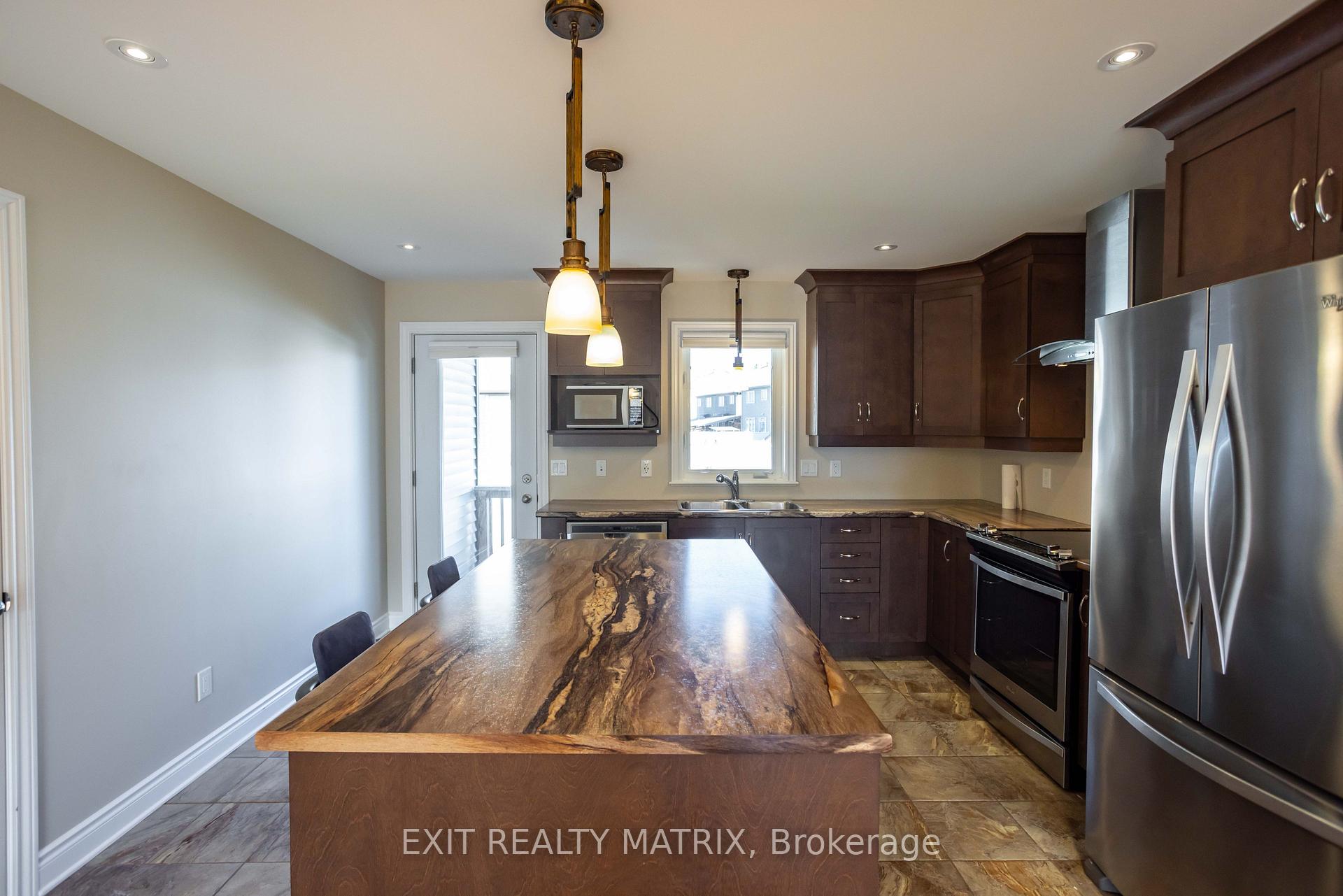 Photo 13 of 111 York Crossing, Russell, Village of Russell — HOMEH