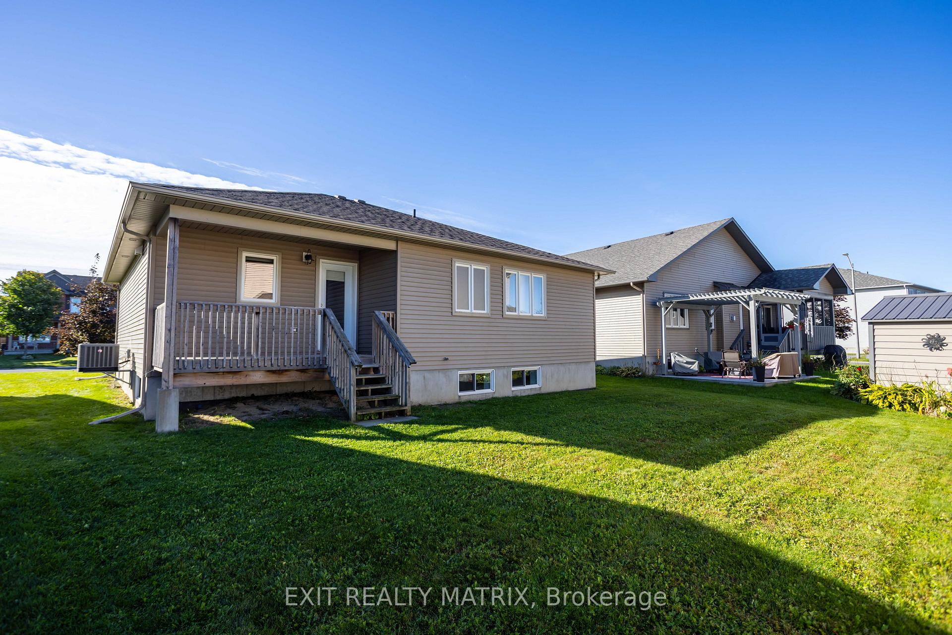 Photo 32 of 111 York Crossing, Russell, Village of Russell — HOMEH