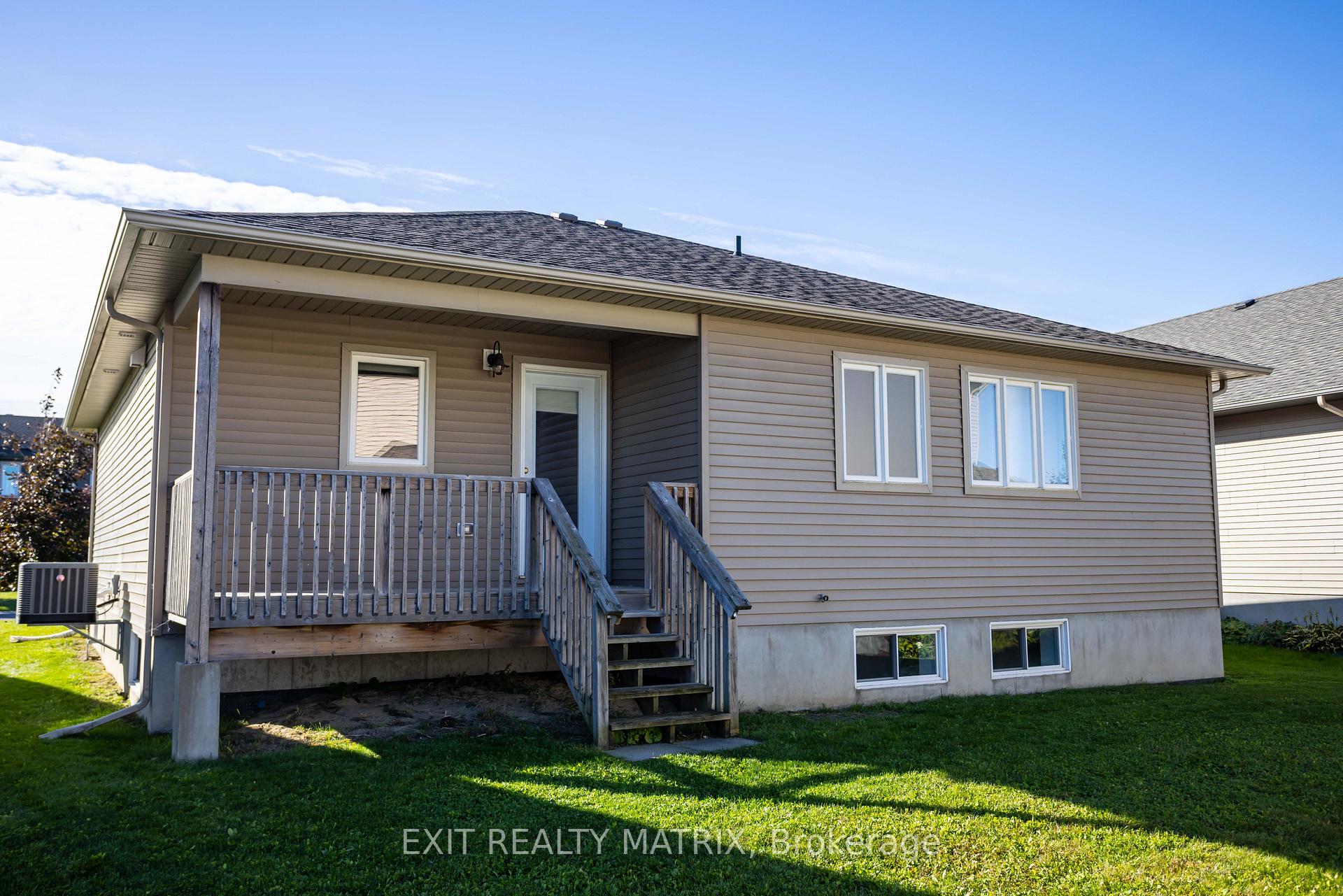 Photo 33 of 111 York Crossing, Russell, Village of Russell — HOMEH