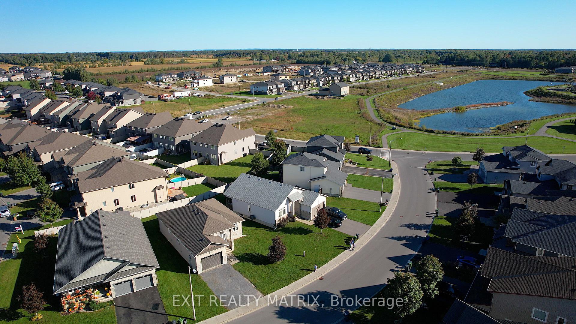 Photo 35 of 111 York Crossing, Russell, Village of Russell — HOMEH