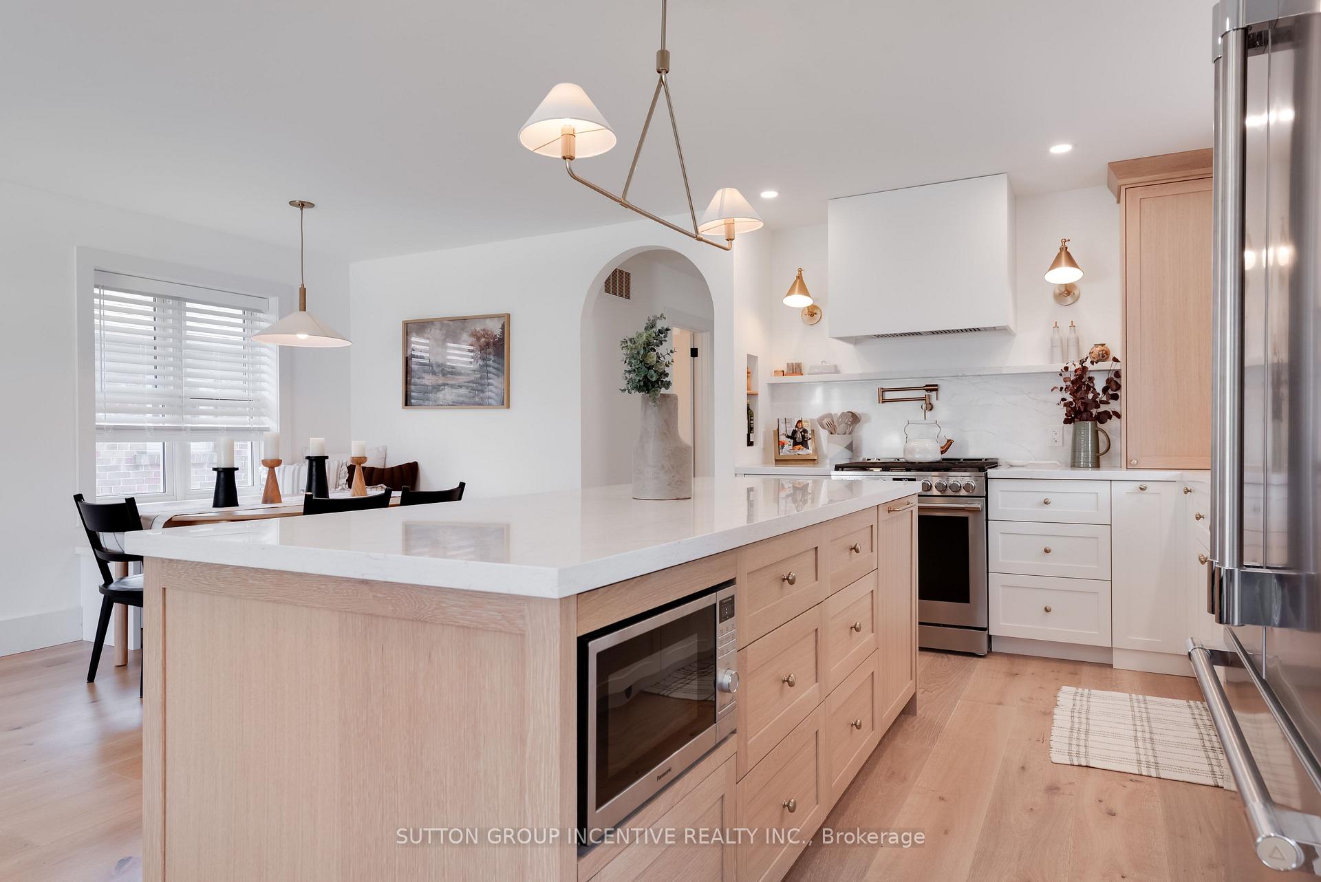 Photo 2 of 16 Robindale Avenue, Etobicoke, Alderwood — HOMEH