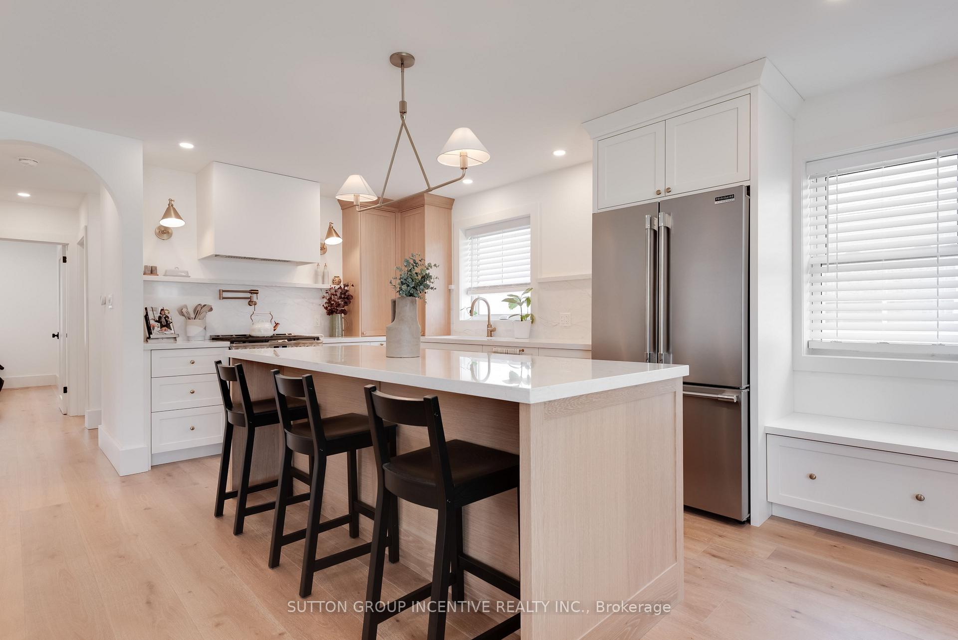 Photo 3 of 16 Robindale Avenue, Etobicoke, Alderwood — HOMEH