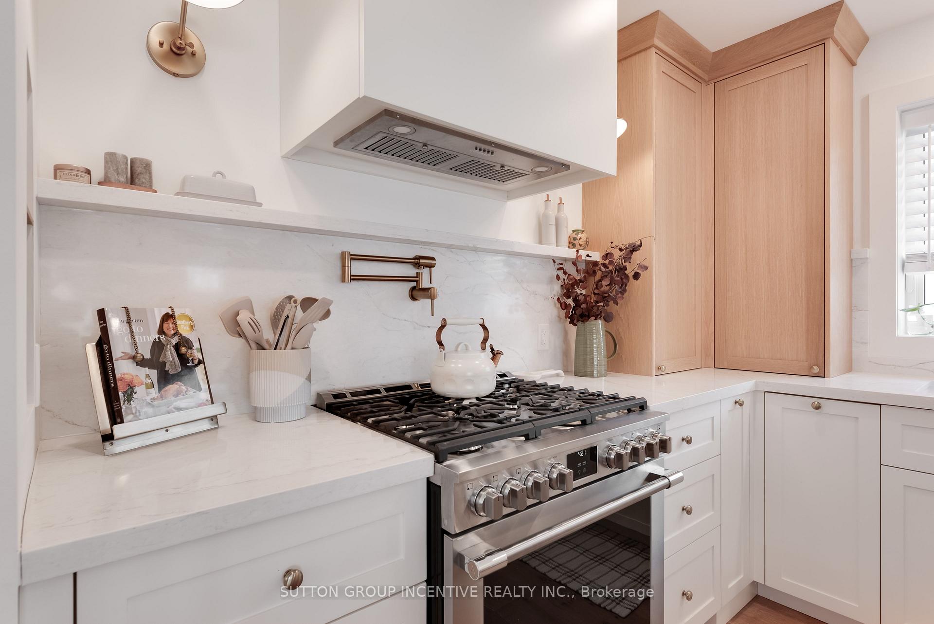 Photo 4 of 16 Robindale Avenue, Etobicoke, Alderwood — HOMEH
