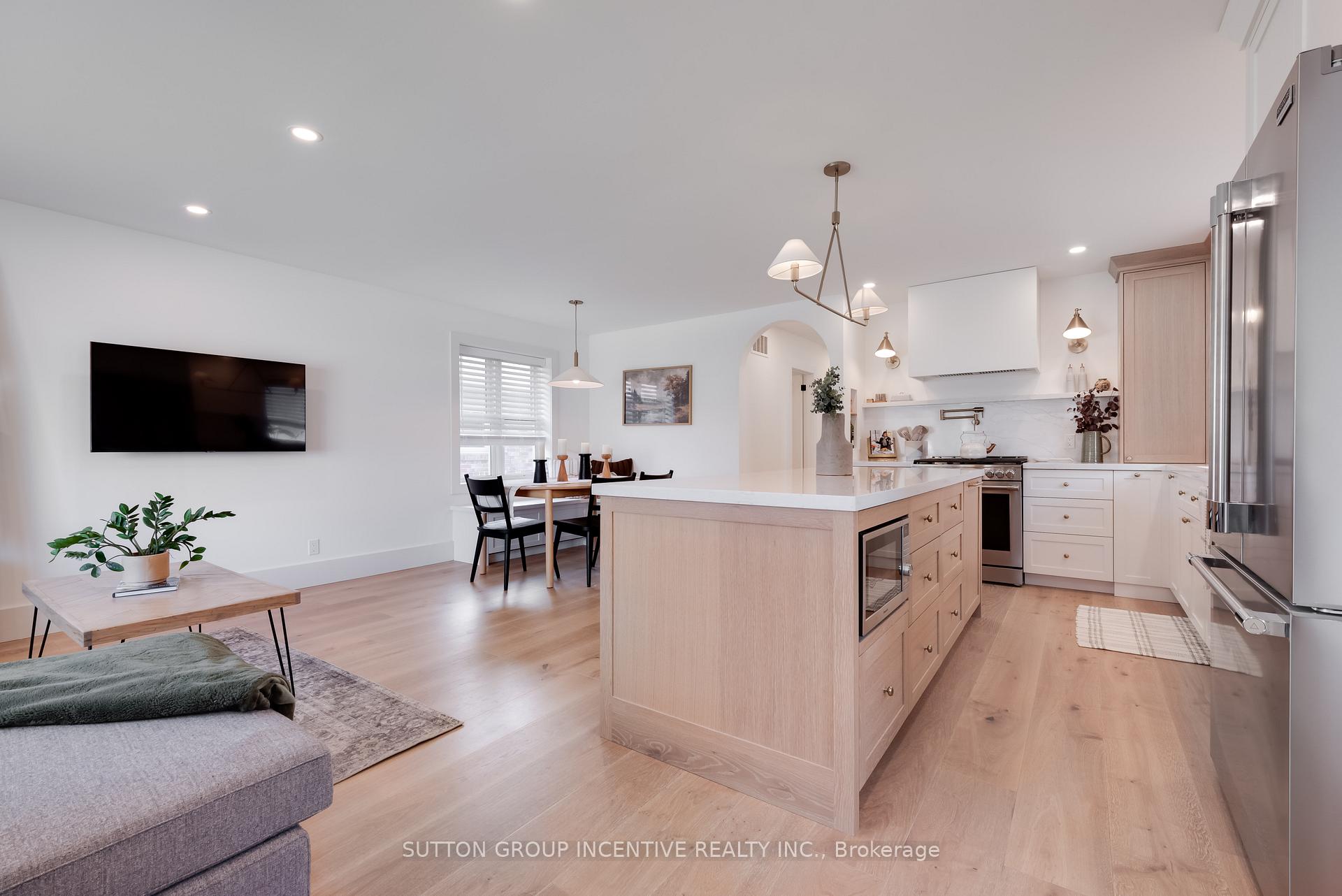 Photo 5 of 16 Robindale Avenue, Etobicoke, Alderwood — HOMEH