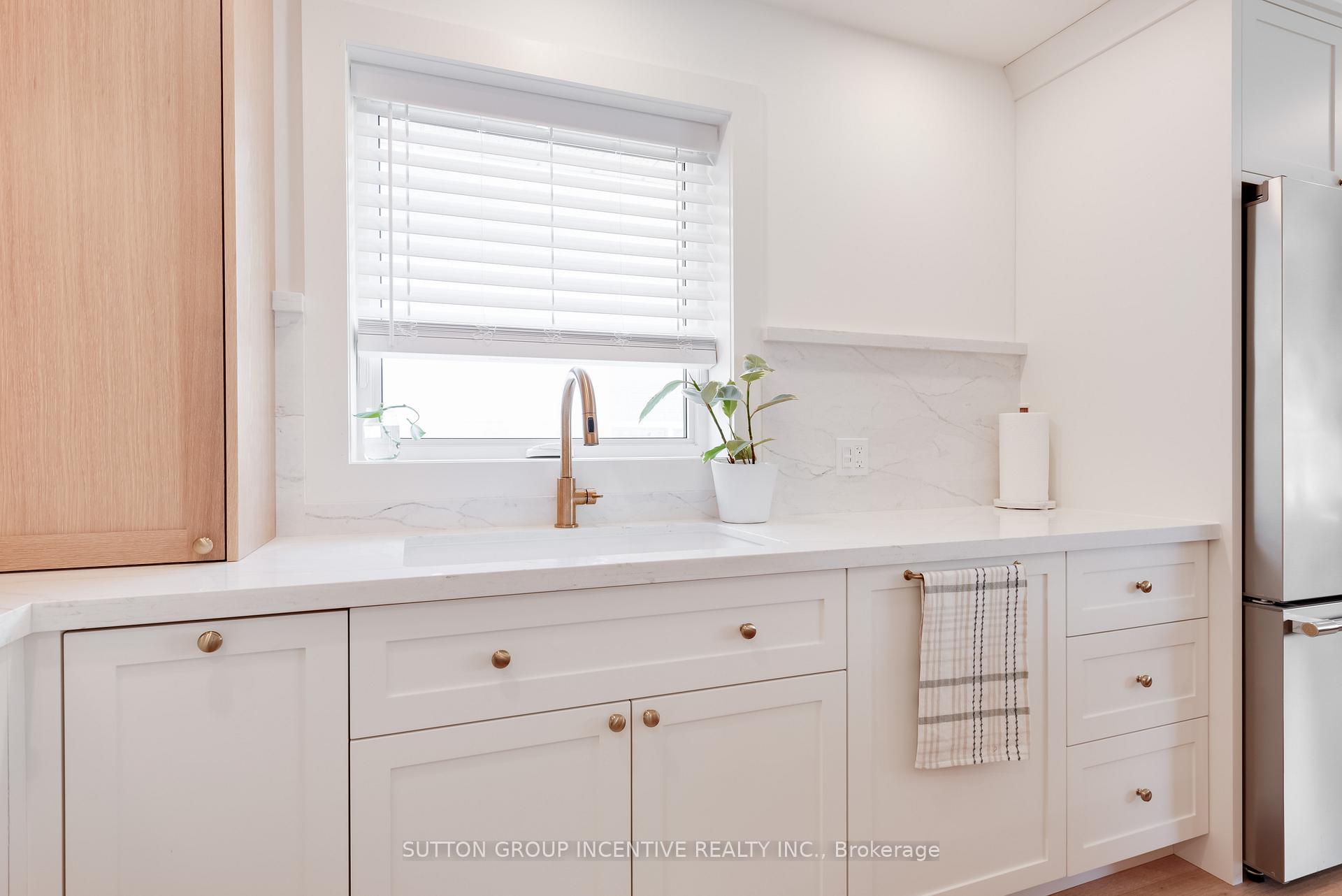 Photo 6 of 16 Robindale Avenue, Etobicoke, Alderwood — HOMEH