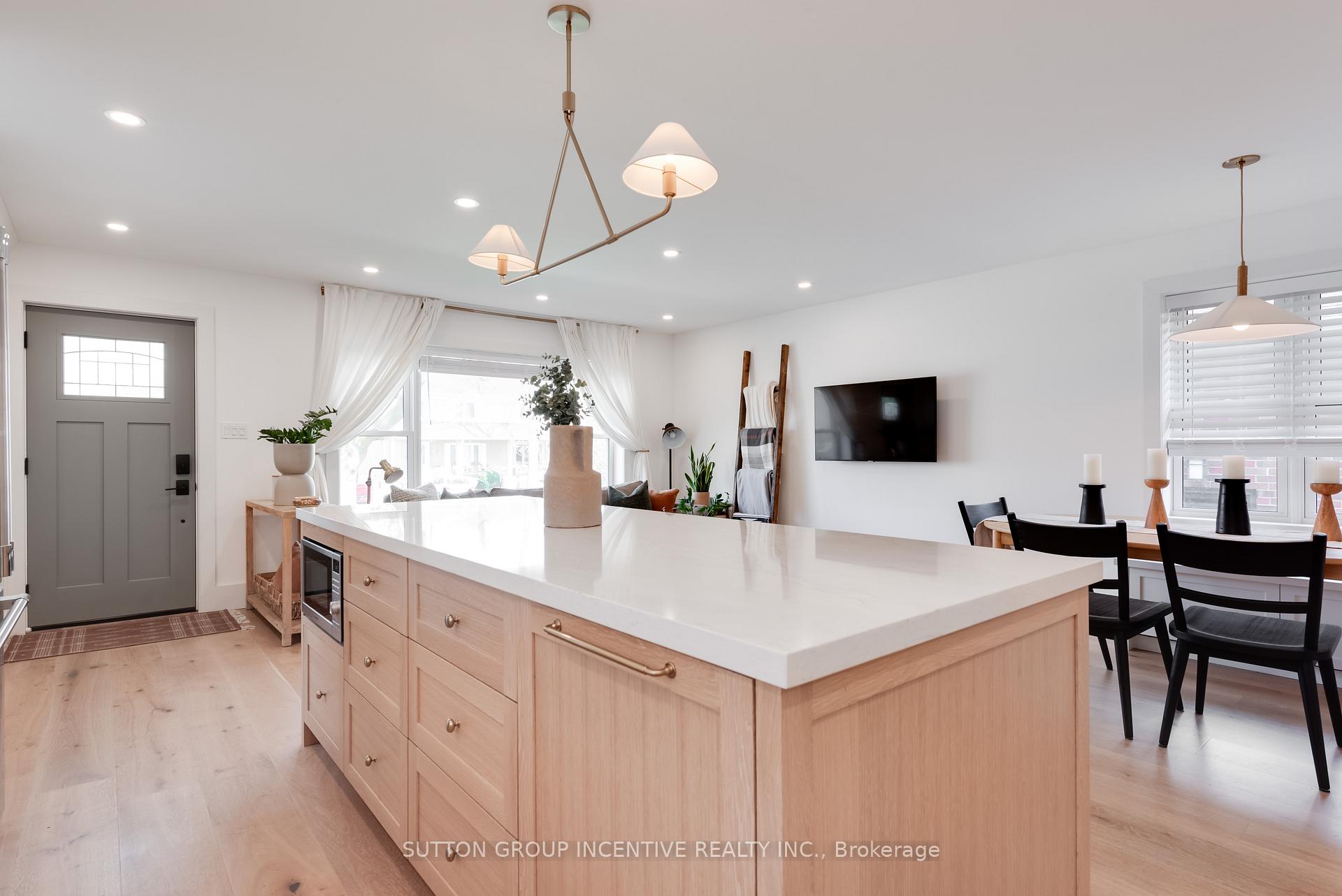 Photo 7 of 16 Robindale Avenue, Etobicoke, Alderwood — HOMEH