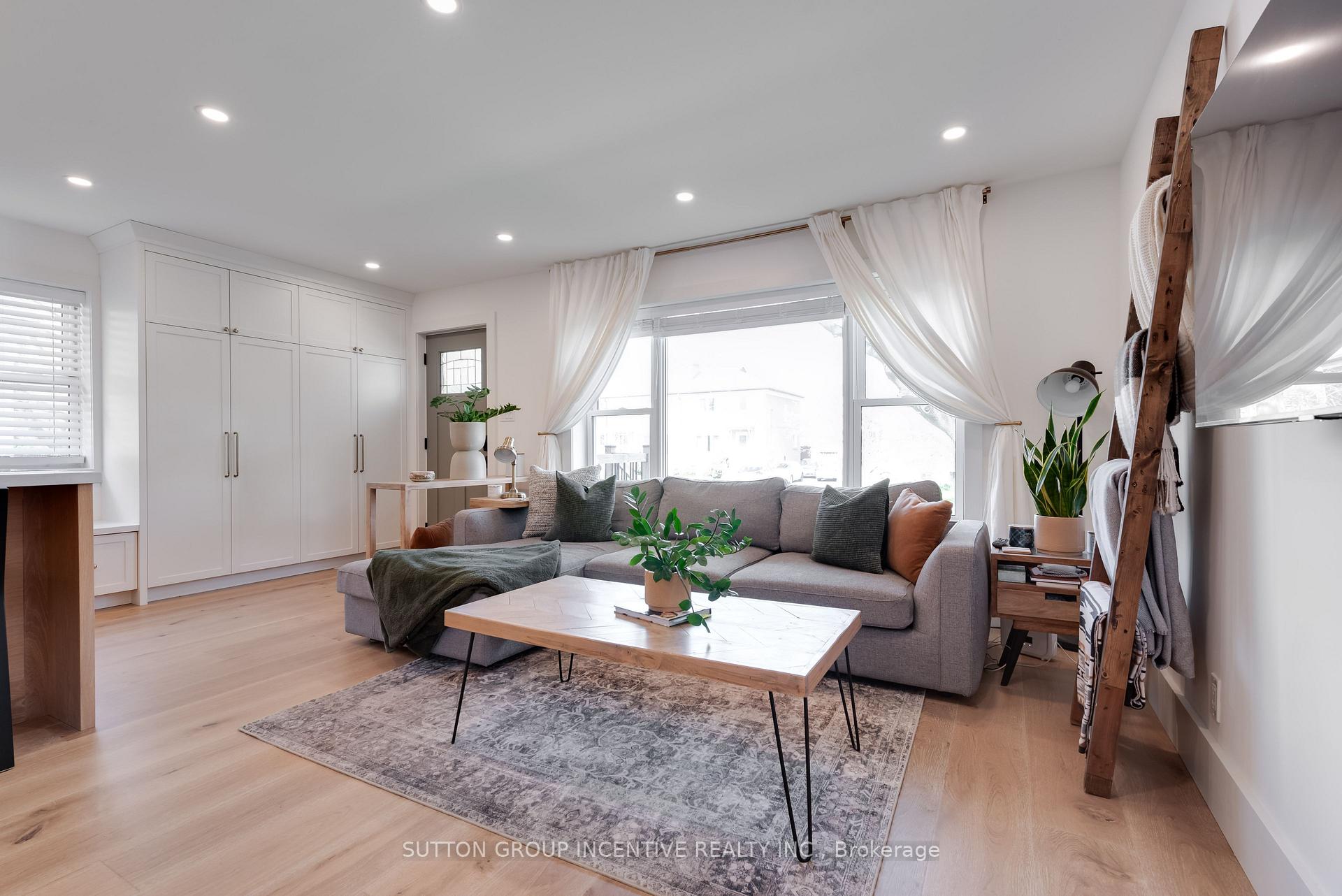 Photo 14 of 16 Robindale Avenue, Etobicoke, Alderwood — HOMEH