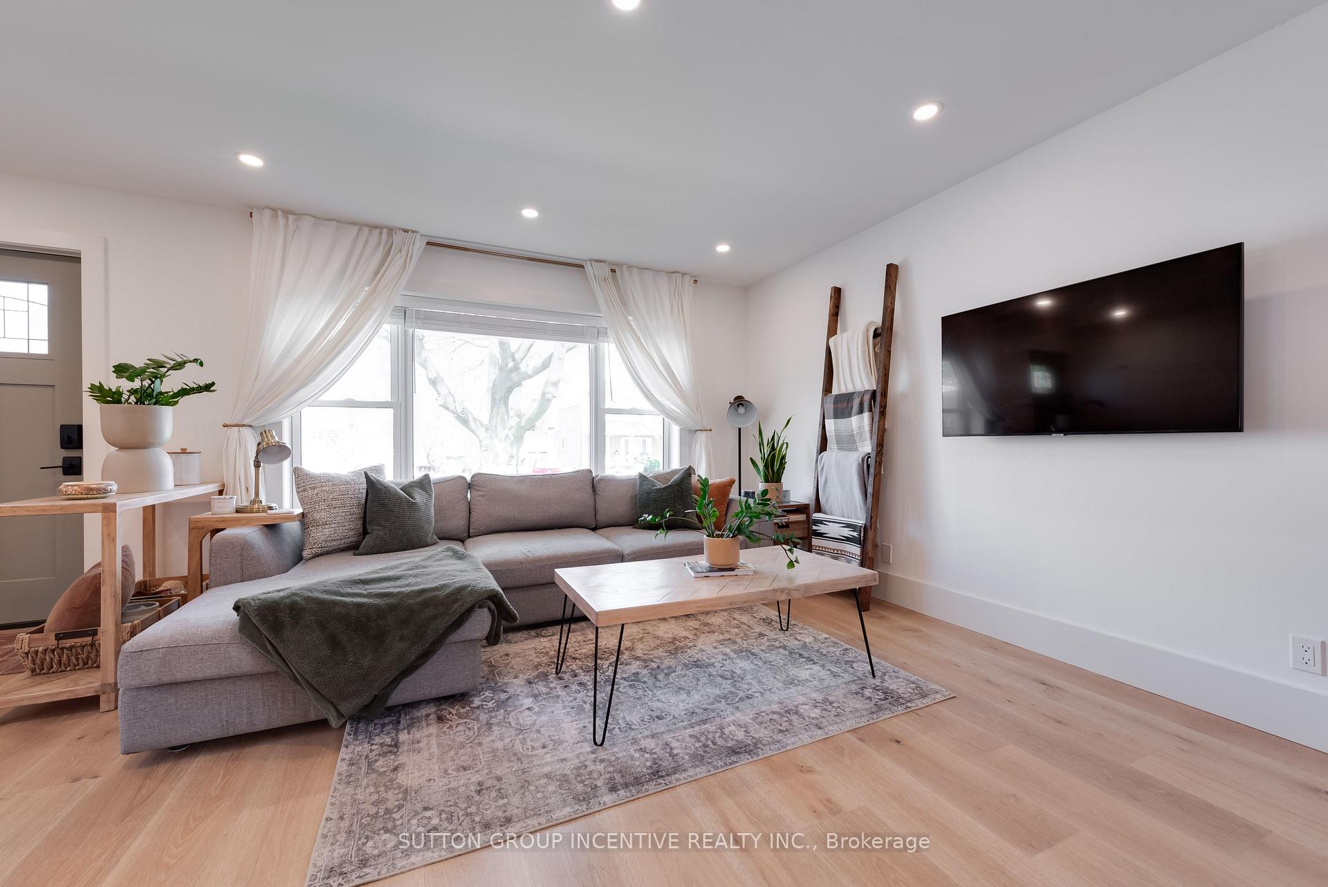 Photo 15 of 16 Robindale Avenue, Etobicoke, Alderwood — HOMEH