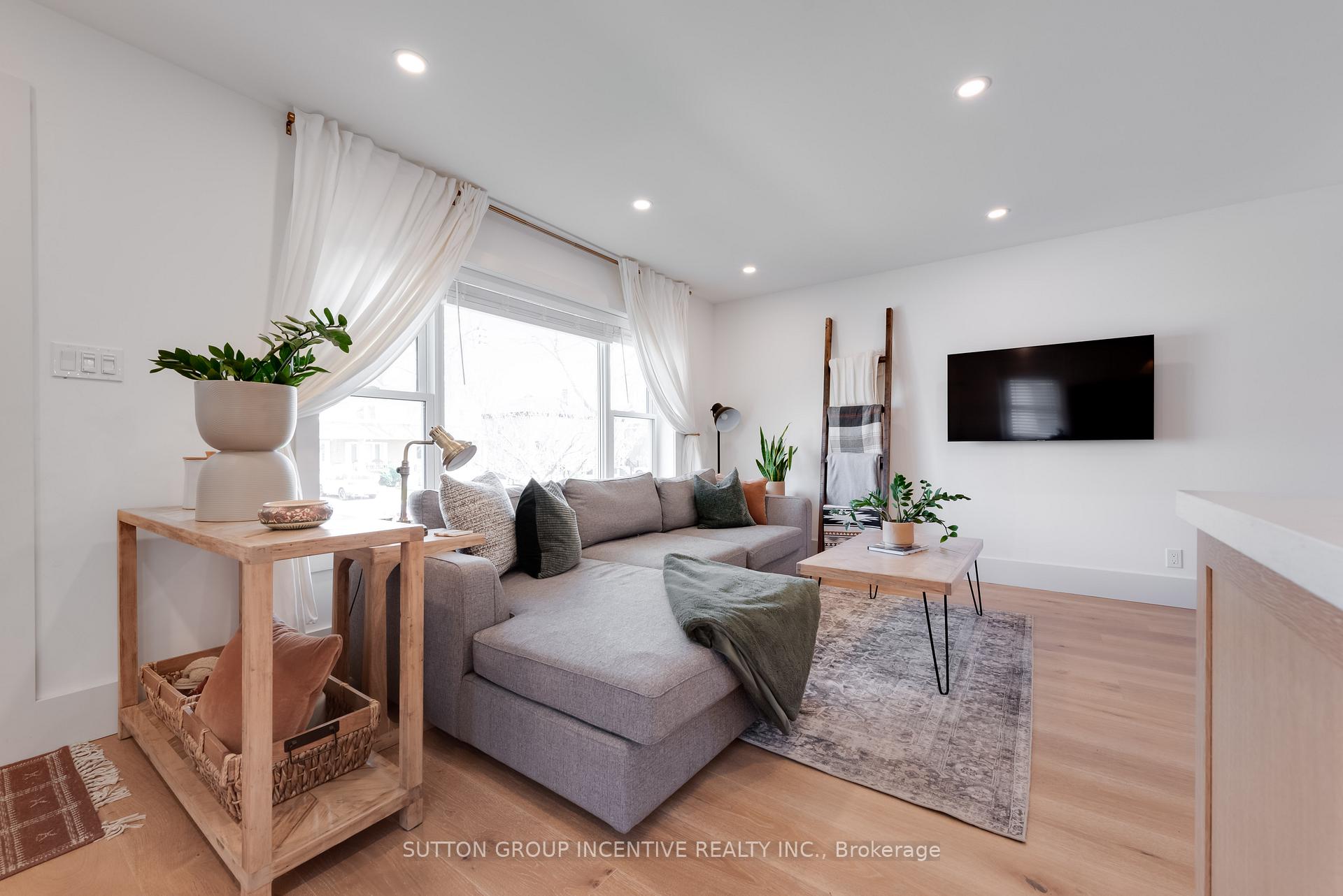Photo 16 of 16 Robindale Avenue, Etobicoke, Alderwood — HOMEH