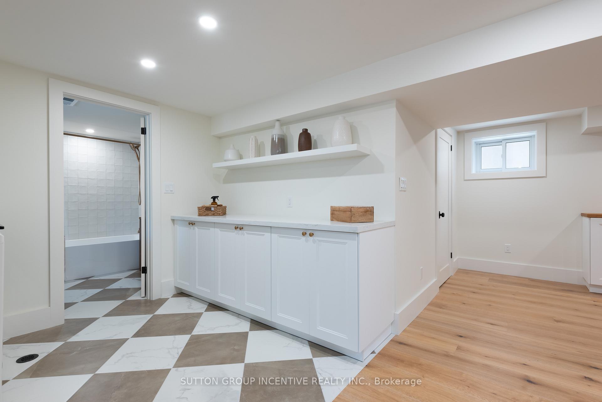 Photo 26 of 16 Robindale Avenue, Etobicoke, Alderwood — HOMEH