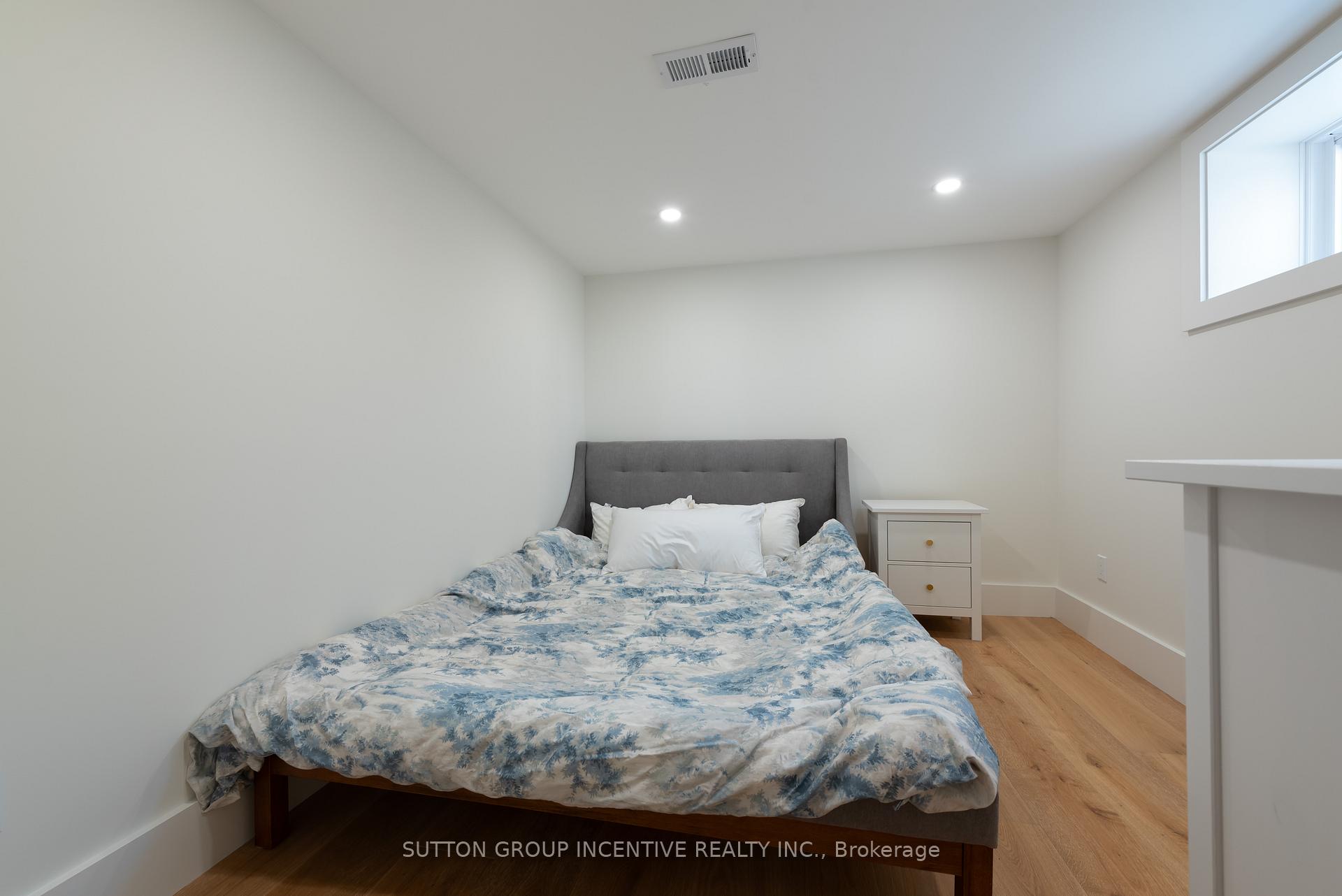 Photo 34 of 16 Robindale Avenue, Etobicoke, Alderwood — HOMEH