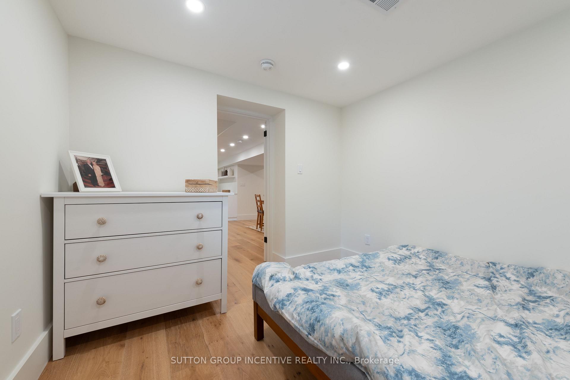 Photo 35 of 16 Robindale Avenue, Etobicoke, Alderwood — HOMEH