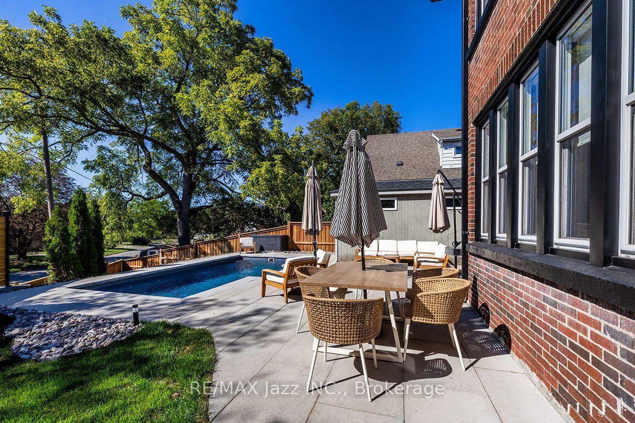 Photo 7 of 142 Adelaide Avenue W, Oshawa, O'Neill — HOMEH