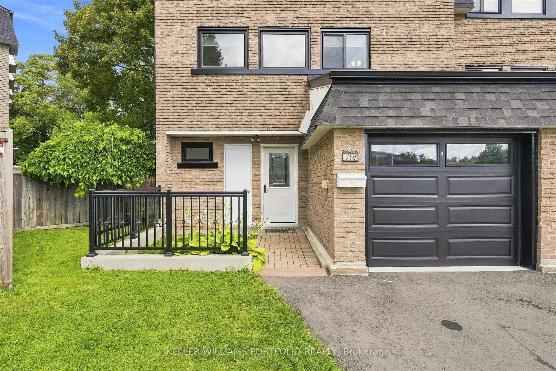 Photo 4 of 32 Henderson Drive, Aurora, Aurora Highlands — HOMEH