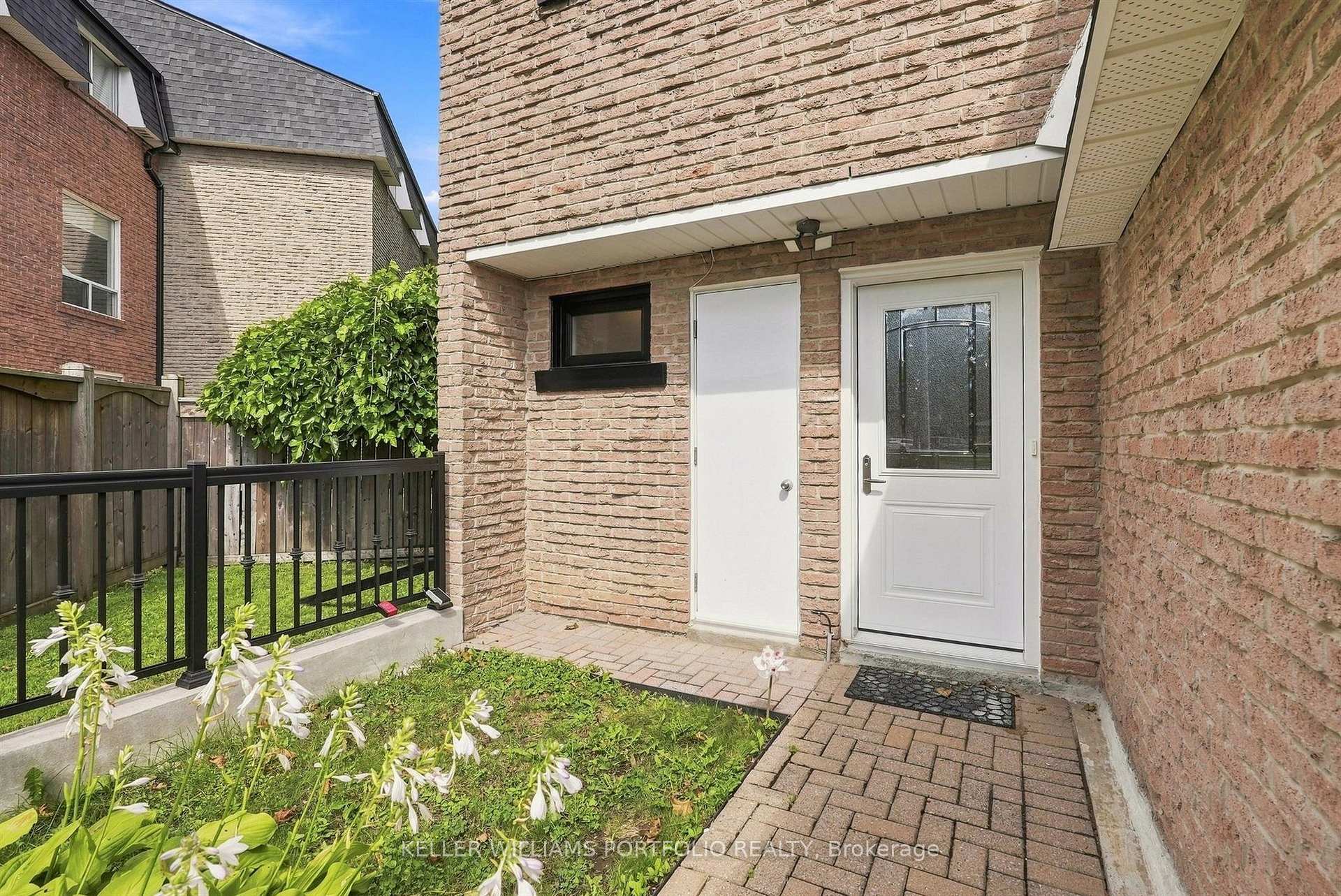 Photo 5 of 32 Henderson Drive, Aurora, Aurora Highlands — HOMEH