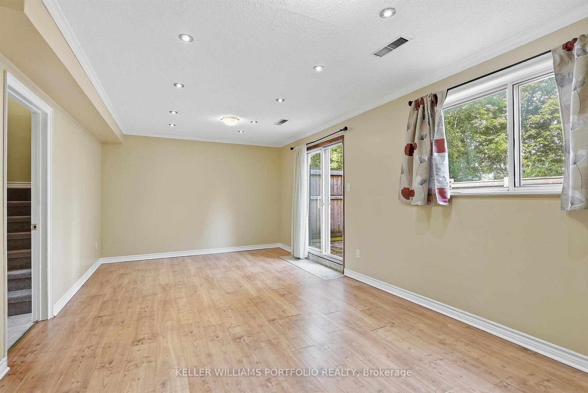 Photo 8 of 32 Henderson Drive, Aurora, Aurora Highlands — HOMEH