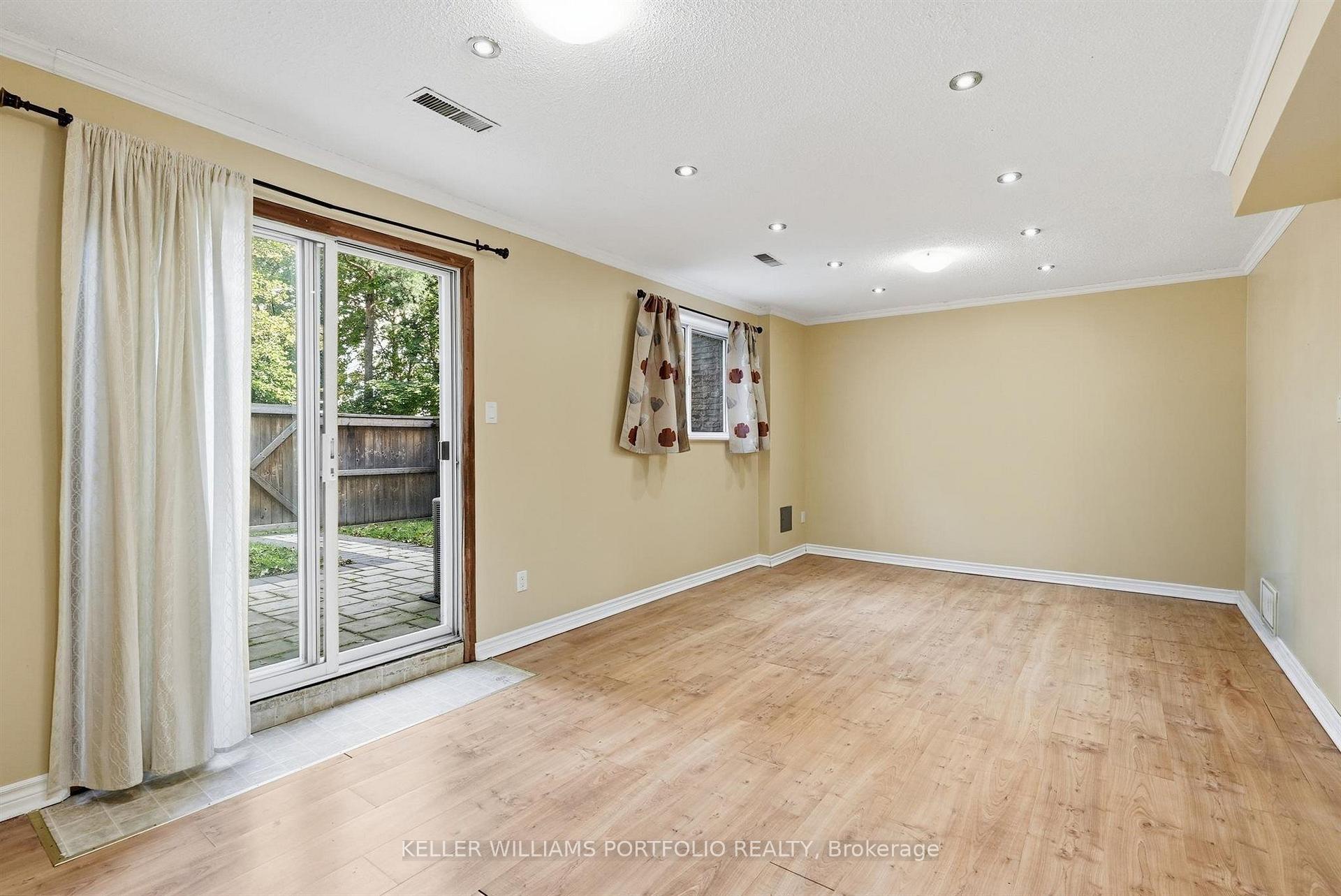 Photo 10 of 32 Henderson Drive, Aurora, Aurora Highlands — HOMEH